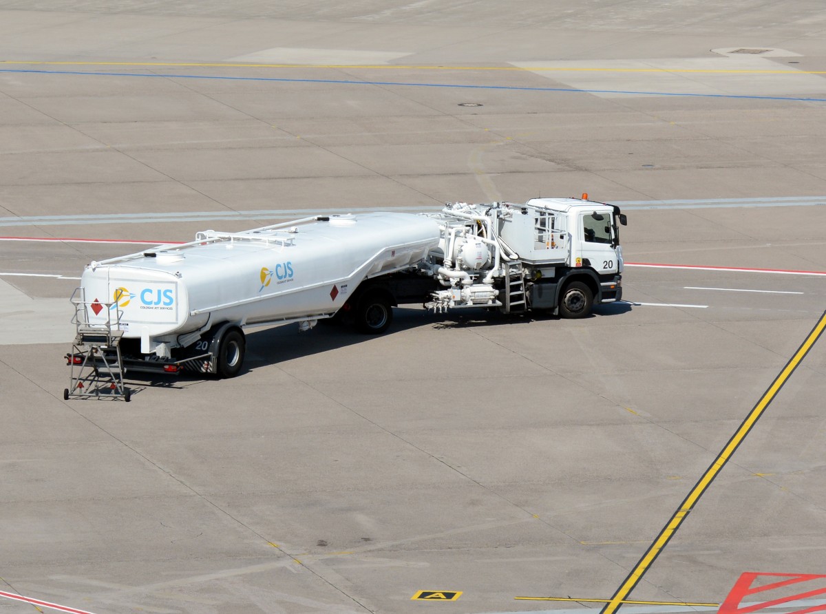 Flugfeldtankwagen  CIS  am Flughafen Köln/Bonn - 02.08.2015