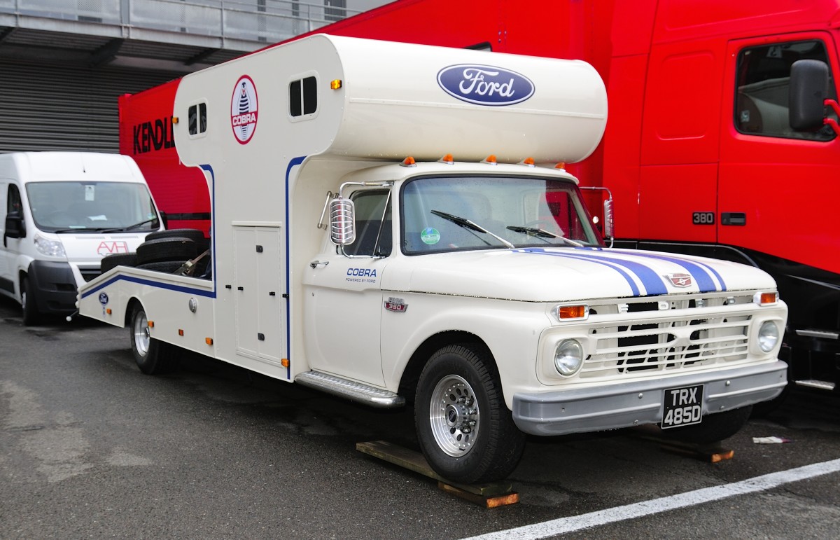 Ford 350, Wohnmobil & Rennwagentransporter, abgestellt im Fahrerlager der 6h Classic am 19.9.2015 in Spa Francorchamps 