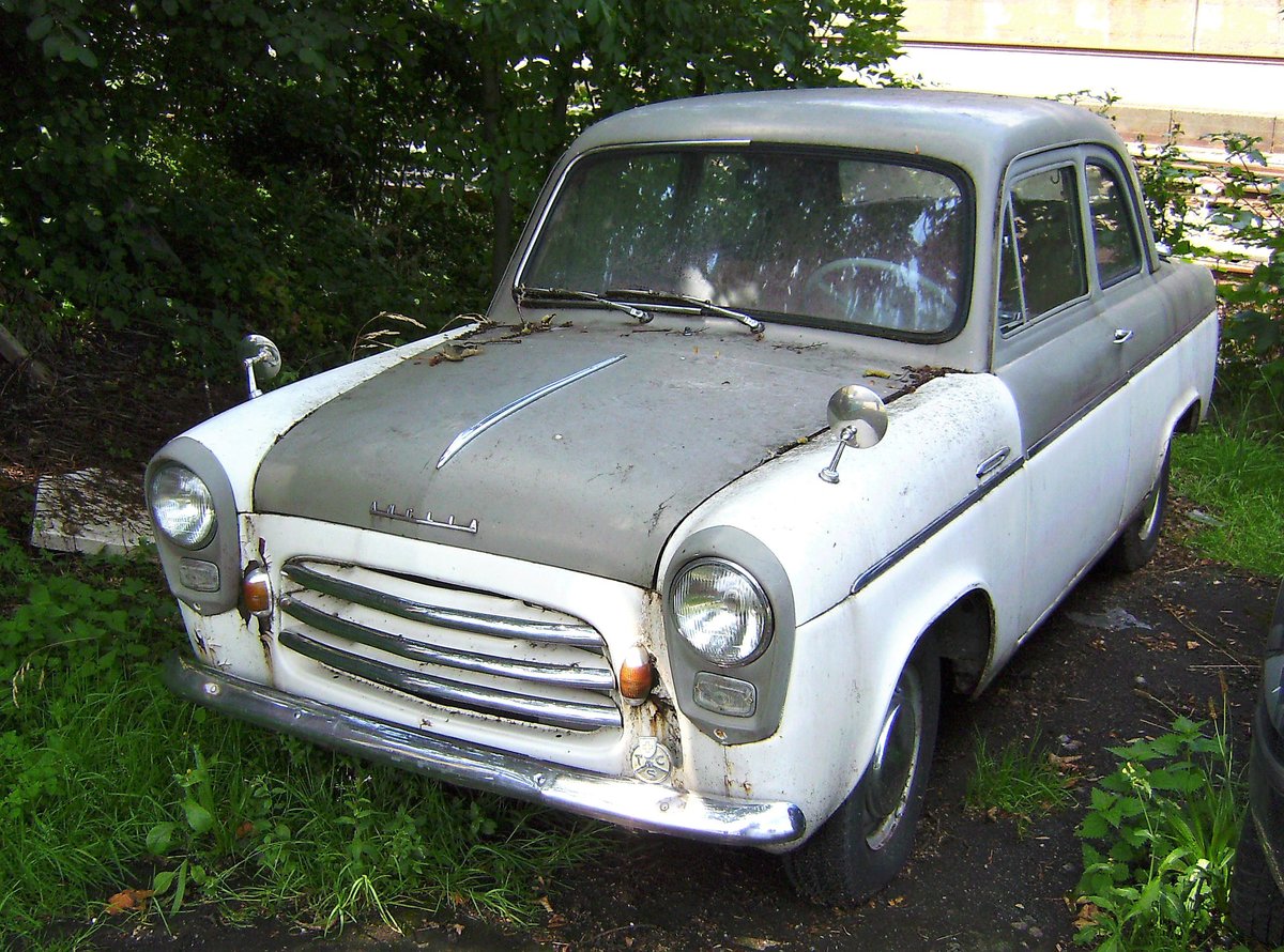 Ford Anglia 100E Baujahr 1953-1959, mit Linkslenker, träumt schon zu lange vor sich hin. Aufgenommen am 04. August 2009 in Degersheim, Kanton St. Gallen, Schweiz