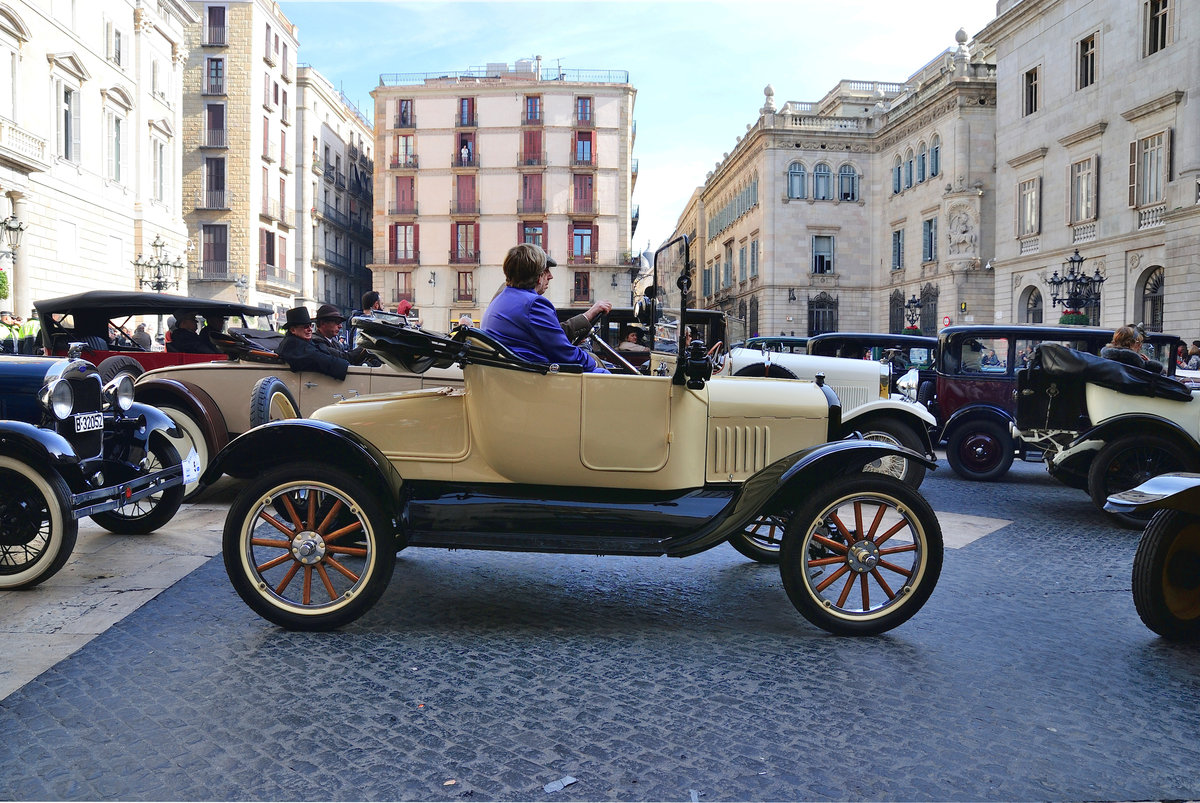 Ford Cabrio am 5.3.2017 beim Treffpunkt einer Oldtimerausfahrt auf dem Plaça de Sant Jaume,Barcelona