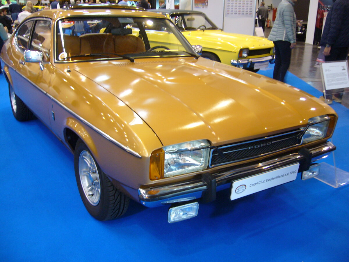 Ford Capri 2 3.0 in der luxuriösen Ghia-Ausstattung. Ab Ende Februar 1974 stand der  neue  Capri 2 bei den Händlern und löste den Millionenseller Capri 1 ab. Der hier gezeigte Capri 2 ist im Farbton arizonagoldmetallic lackiert. Der Capri mit dem 3.0l V6-Motor bei gleichzeitiger Ghia-Ausstattung war das edelste, was die Baureihe bieten konnte. Ein solches Fahrzeug kostete bei seiner Markteinführung mindestens DM 15.950,00. Unter der langen Motorhaube dieses deutschen Pony-cars verrichtet ein V6-Motor seinen Dienst, der aus einem Hubraum von 2993 cm³ 138 PS leistet. Die Höchstgeschwindigkeit gaben die Ford-Werke mit genau 200 km/h an. Techno Classica Essen am 06.04.2024.