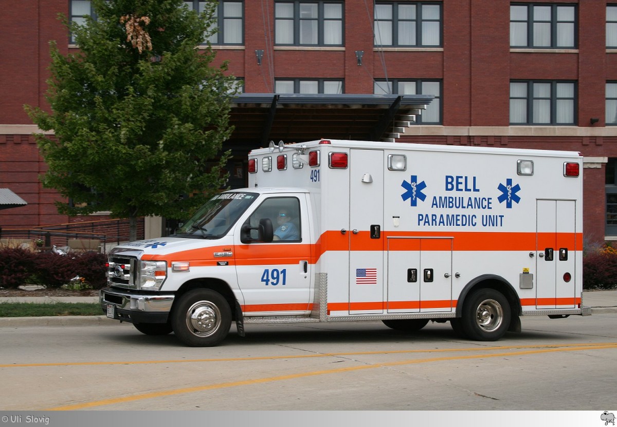 Ford E-450 Rettungswagen  Bell Ambulance Parametic Unit # 491  auf Einsatzfahrt am 27. August 2013 in Milwaukee, Wisconsin / USA.