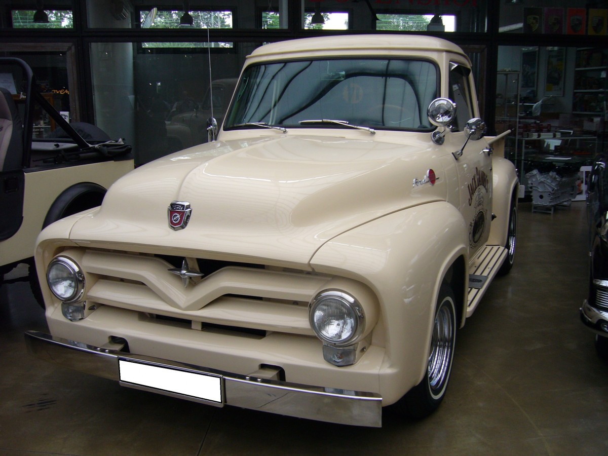 Ford F 100 Pickup des Jahrganges 1955. Der F 100 war im Modelljahr 1955 wahlweise mit einem 6-Zylinderreihenmotor mit 118 PS oder einem V8-motor mit 132 PS lieferbar. Der Einstiegspreis lag bei US$ 1346,00 bzw. US$ 1462,00. Classic Remise Düsseldorf am 08.06.2014.