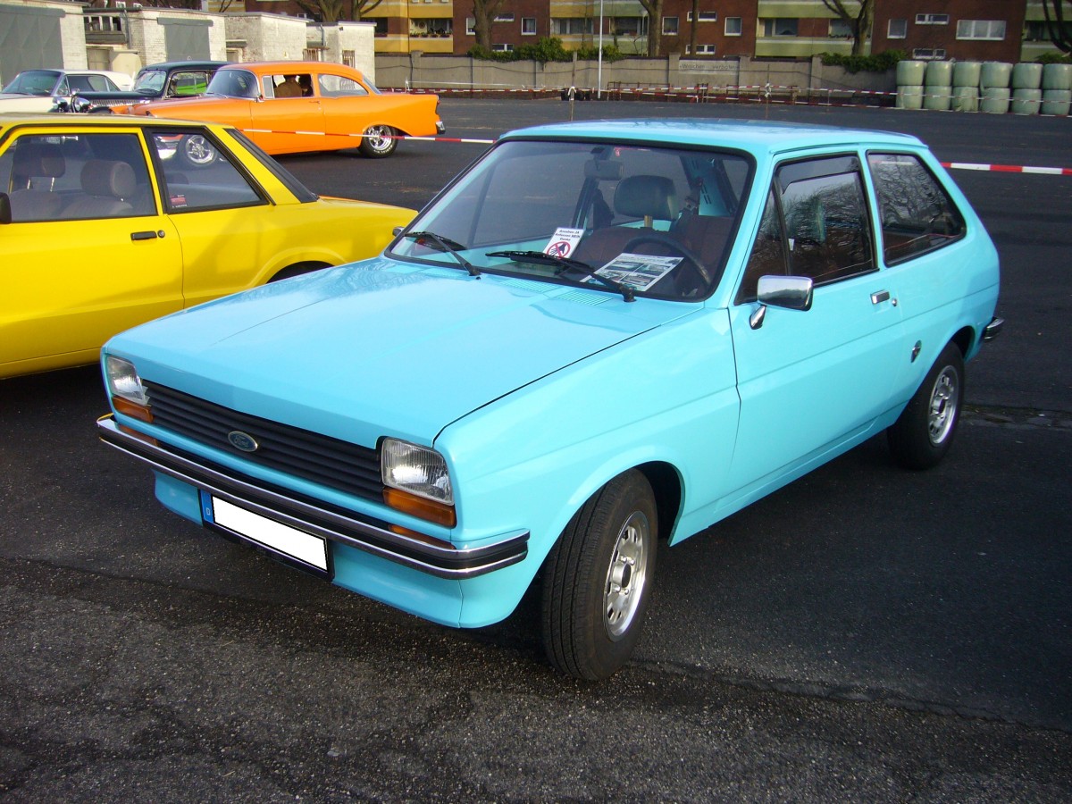 Ford Fiesta MK I. 1976 - 1983. Mit dem Kleinwagen  Fiesta  gelang Ford der ganz große Wurf. Der größte Teil der in Deutschland verkauften Fiesta wurde übrigens in Spanien produziert, während die im Werk Saarlouis gebauten Fiesta fast ausschließlich für den Export in die USA bestimmt waren. Hier wurde ein Modell bis zum Produktionsjahr 1981 abgelichtet. Dieses ist an den Chromstoßstangen zu erkennen. Der Kleinwagen war wahlweise mit zwei 4-Zylindermotoren lieferbar: 957 cm³ mit 40 PS oder 45 PS und einem 1117 cm³ großen Motor mit 53 PS. Oldtimer- und Youngtimertreffen in Krefeld am 27.12.2015.