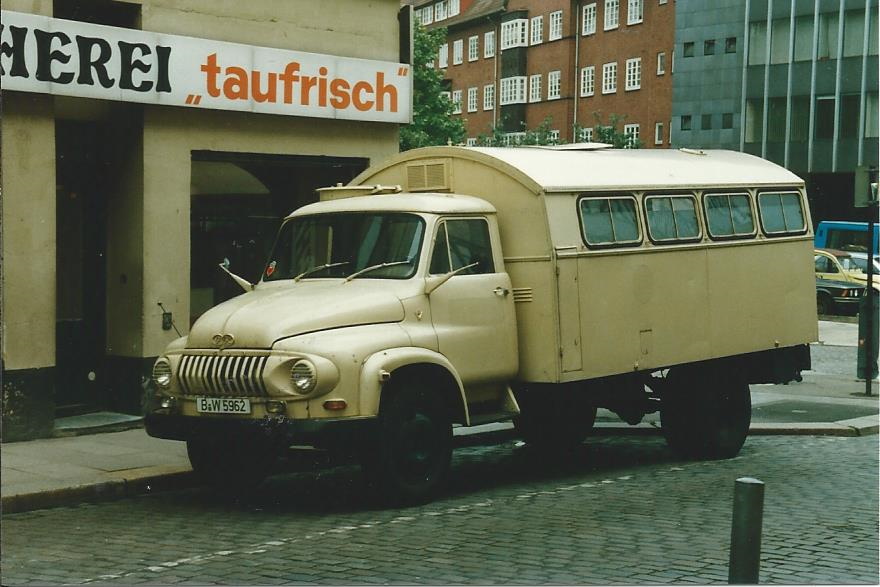 Ford FK 3500 mit Kofferaufbau, 1987 in Hamburg fotografiert (scan vom Foto) /
Es dürfte sich um einen ehemaligen „Großraumkrankenkraftwagen“  des Luftschutzhilfsdienstes (LSHD) handeln / 74 kW / 100 PS, 8-Zyl.-Viertakt-Ottomotor, Hubraum: 3.924 cm³ max.: 100 km/h
