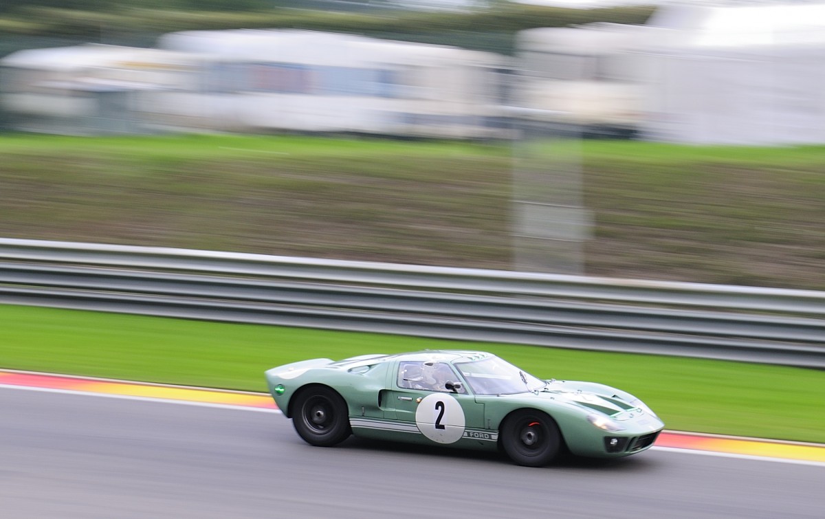 FORD GT40 MK1, Mitzieher bei 1/40 Sek. der Nr.2, beim 6h Classic Rennen in Spa Francorchamps, am 19.9.2015