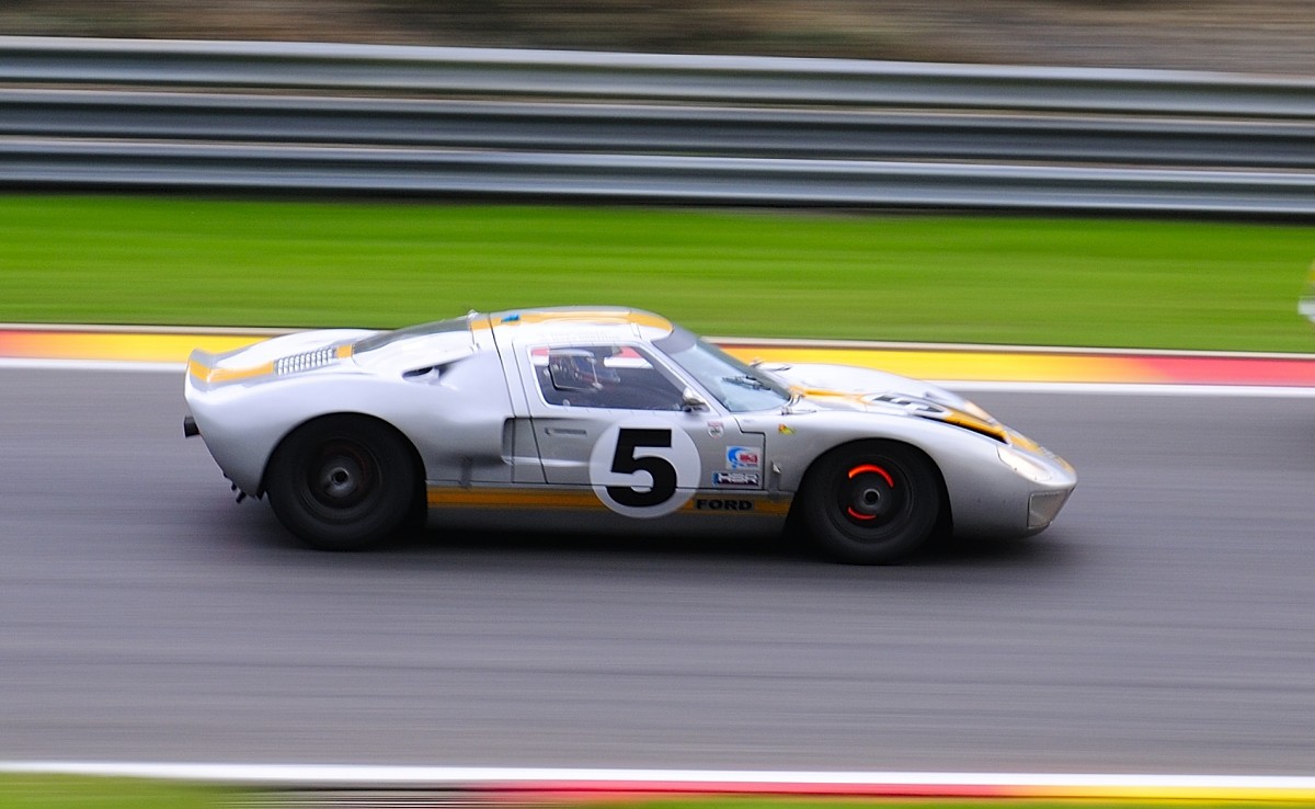 FORD GT40 MK1, Mitzieher bei 1/40 Sek. der Nr.5, beim 6h Classic Rennen in Spa Francorchamps, am 19.9.2015