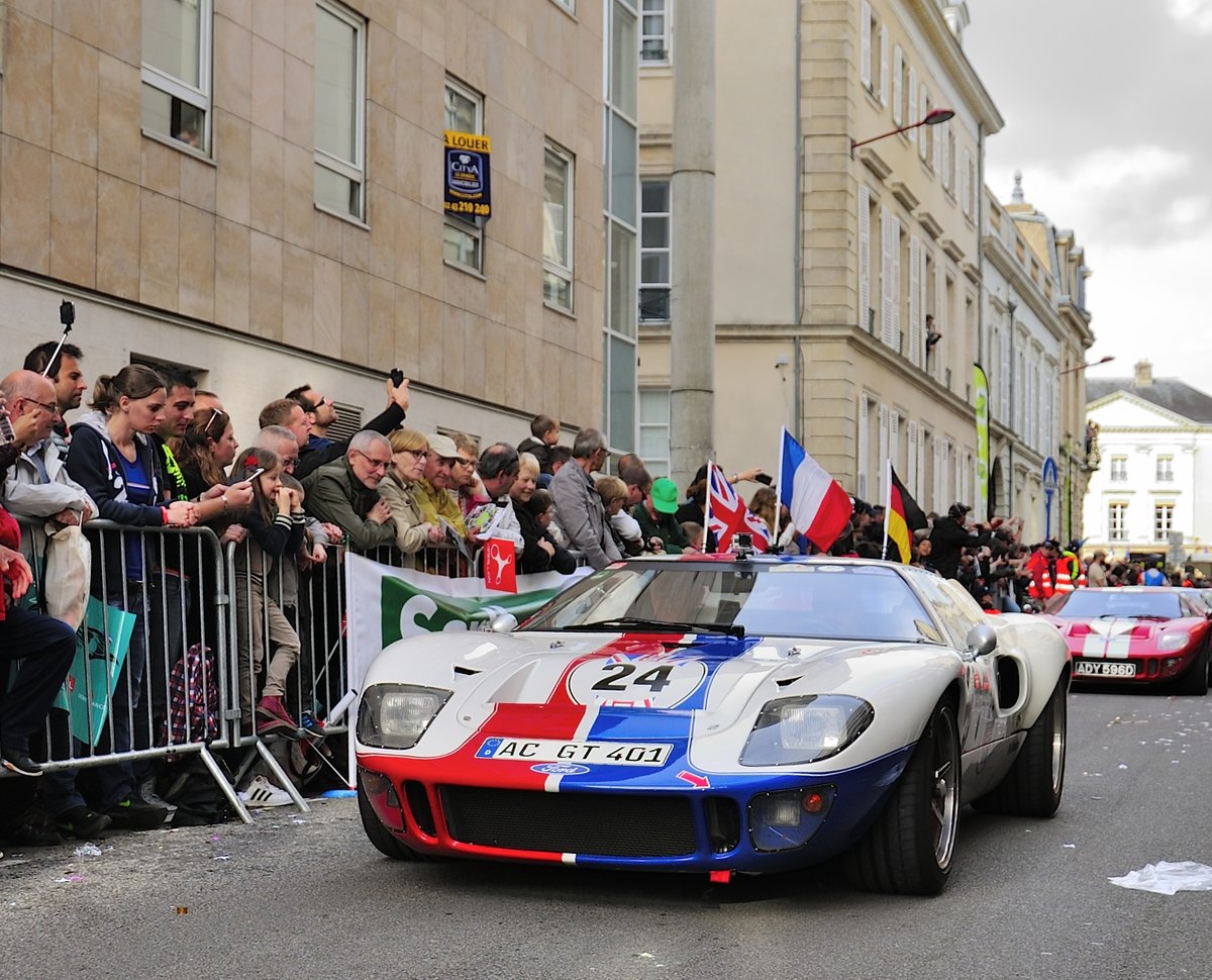 Ford GT40 MKII,in der Innenstadt von Le Mans bei der 22.Fahrer Parade am 17.6.2016