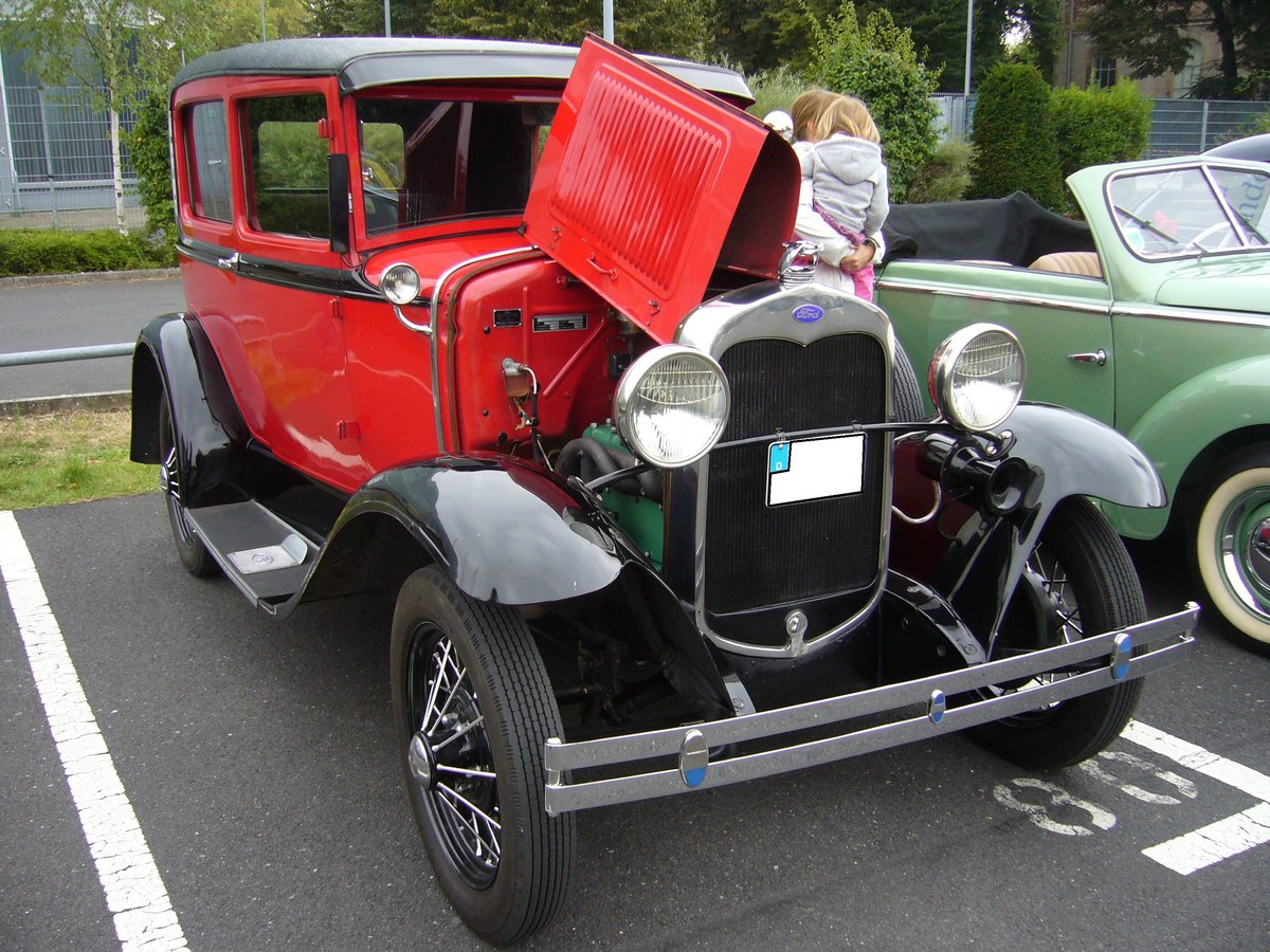 Ford Model A Tudor. 1928 - 1931. Vom Nachfolger des legendären Model T verkauften die Ford-Werke mehr als 4.3 Millionen Fahrzeugen in etlichen Karosserieversionen. Anders als das Model T, war das Model A in vier Farben lieferbar, wobei die Kotflügel immer schwarz waren. Der 4-Zylinderreihenmotor hat einen Hubraum von 3285 cm³ und leistet 40 PS. Die Höchstgeschwindigkeit liegt, je nach Karosserieversion zwischen 85 km/h und 105 km/h. Ford-Classic-Event am 18.09.2018 in Krefeld.