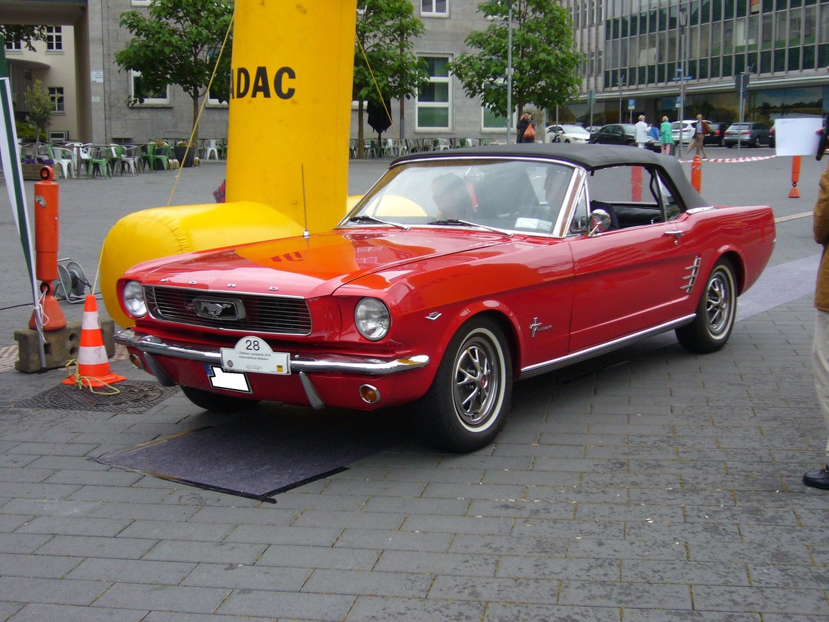 Ford Mustang 1 Convertible aus dem Modelljahr 1966. Auch dieser im Farbton rangoon red lackierte Convertible hat einen V8-motor mit einem Hubraum von 289 cui (4735 cm³) und leistet 210 PS. Mülheim an der Ruhr am 22.05.2016.