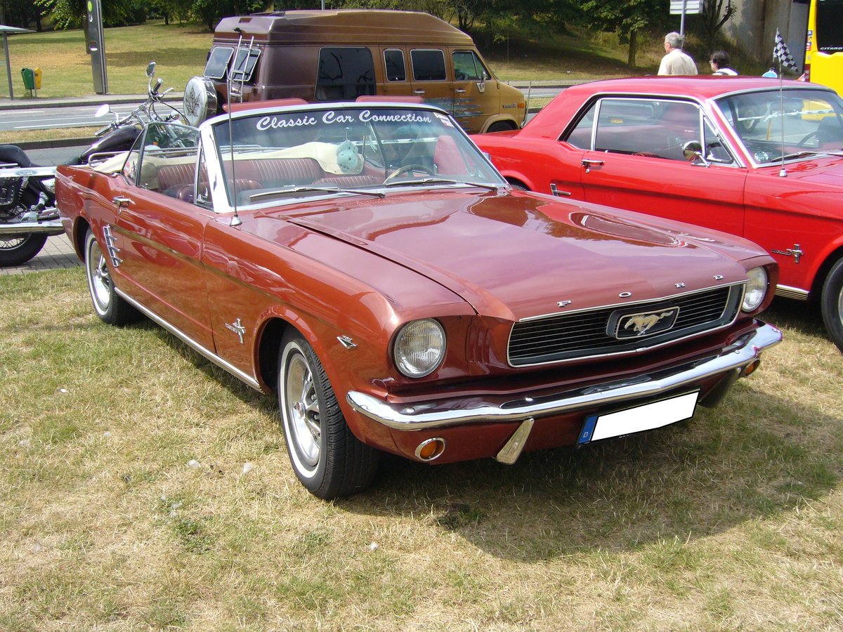 Ford Mustang 1 Convertible aus dem Modelljahr 1966. Dieser im Farbton embergio lackierte Convertible hat einen V8-Motor mit einem Hubraum von 289 cui (4735 cm³) und leistet 210 PS. US-Cartreffen am 21.07.2019 am CentroO.