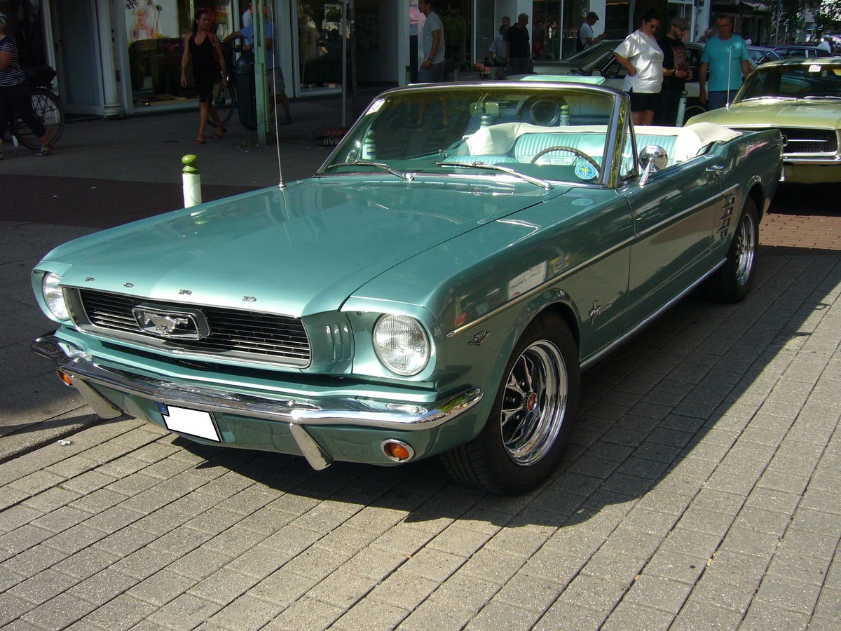 Ford Mustang 1 Convertible aus dem Modelljahr 1965 im Farbton dynasty green. Der V8-Motor dieses  Ponys  hat einen Hubraum von 289 cui (4736 cm³) und leistet 203 PS. Die Höchstgeschwindigkeit lag, je nach gewähltem Getriebe, zwischen 175 km/h und 185 km/h. 
11.  Dukes of Downtown  am 31.08.2019 in Essen-Rüttenscheid.