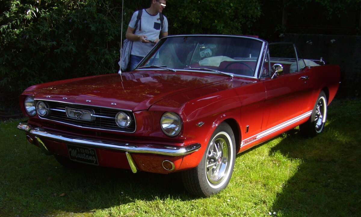 Ford Mustang 1 Convertible aus dem Modelljahr 1966 im Farbton rangoon red. Allein im Jahr 1966 verkaufte Ford 607.568 Mustang Fahrzeuge. Der Kunde konnte in diesem Modelljahr zwischen 23 verschiedenen Lackierungen wählen. Dieser Mustang Convertible hat einen V8-Motor mit einem Hubraum von 289 cui (4735 cm³) und leistet 210 PS. Altmetall trifft Altmetall am 01.10.2023 im LaPaDu Duisburg.