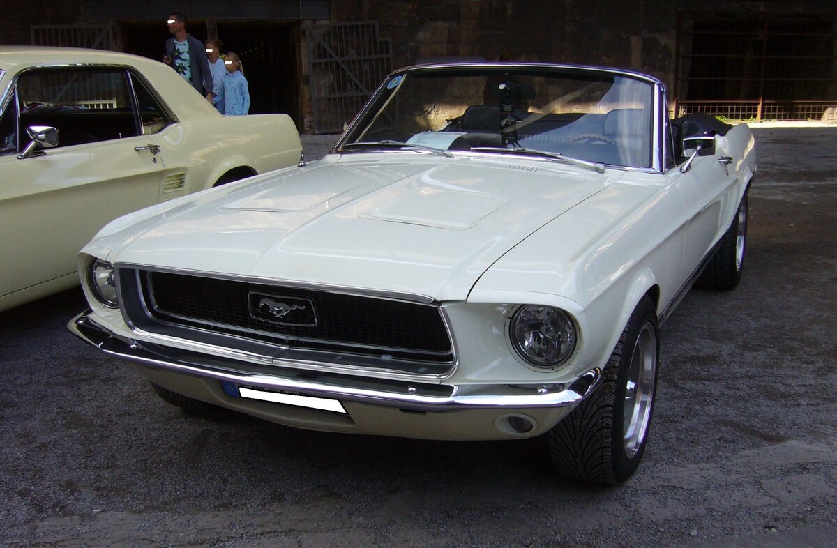 Ford Mustang 1 Convertible im Farbton wimbledon white aus dem Jahr 1968. Im Jahr 1968 verkaufte die Ford Motor Company genau 317.404 Fahrzeuge vom Ford Mustang. Davon entfielen 25.376 Stück auf die Karosserieversion Convertible (Cabriolet). Ein solches Cabriolet war ab US$ 2814,00 zu haben. In diesem Modelljahr verbaute Ford als Standardmotorisierung zum ersten mal den neuen 302 cui (4949 cm³) V8-Motor mit einer Leistung von 230 PS. Altmetall trifft Altmetall am 01.10.2023 im LaPaDu Duisburg.