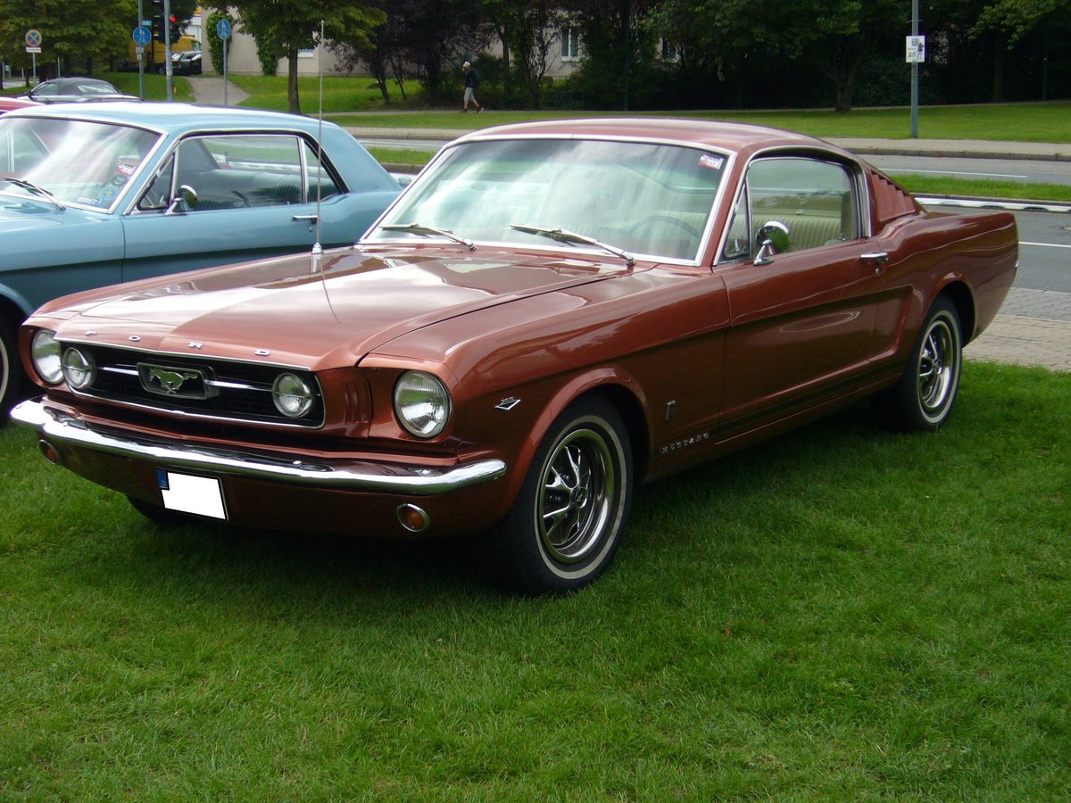 Ford Mustang 1 Fastback Coupe des Modelljahres 1966. Allein im Jahr 1966 verkaufte Ford 607568 Mustang Fahrzeuge. Der Kunde konnte in diesem Modelljahr zwischen 23 verschiedenen Lackierungen wählen. Zur Auswahl standen vier Motorisierungen: 6-Zylinderreihenmotor mit 3.3l Hubraum und 120 PS und ein V8-motor mit 4.7l Hubraum, der entweder 225 PS, 271 PS oder 289 PS leistet. 14. US-cartreffen im CentroO am 29.07.2017.