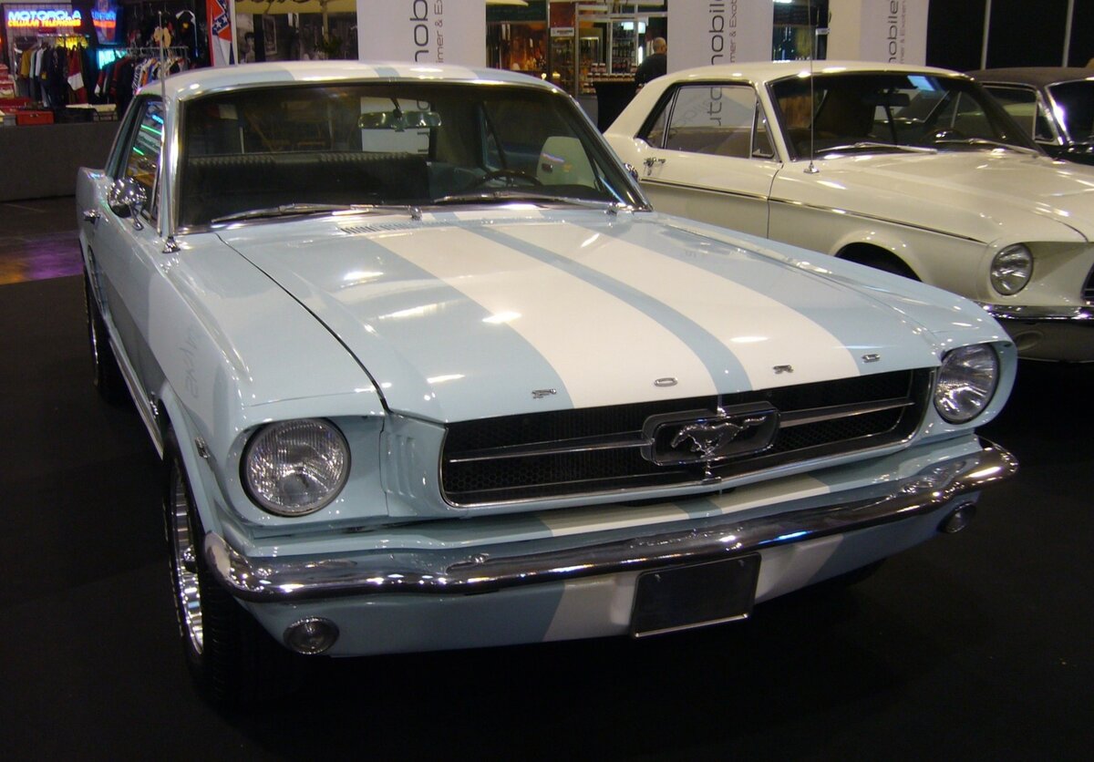 Ford Mustang 1 Hardtop Coupe. Hier wurde ein 1965´er Mustang in der Karosserievariante Hardtop Coupe und im Farbton medium blue abgelichtet. Der V8-Motor dieses  Ponys  hat einen Hubraum von 289 cui (4736 cm³) und leistet 203 PS. Die Höchstgeschwindigkeit lag, je nach gewähltem Getriebe, zwischen 175 km/h und 185 km/h. Essen Motorshow am 06.12.2023. 