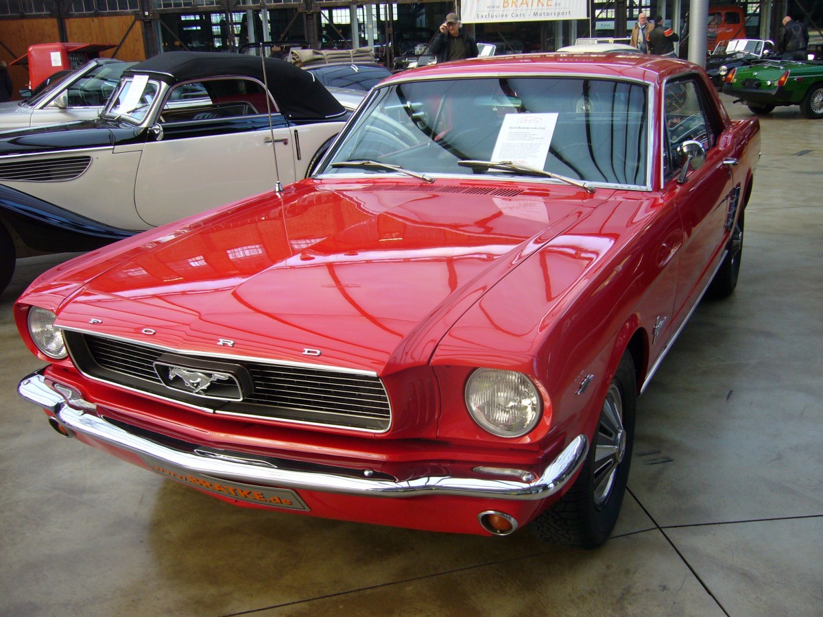 Ford Mustang 1 Hardtop Coupe. Dieser 1966´er Mustang ist mit dem 200 PS starken, 289 cui (4.735 cm³) V8-motor ausgestattet. Classic Remise Düsseldorf am 02.03.2014.