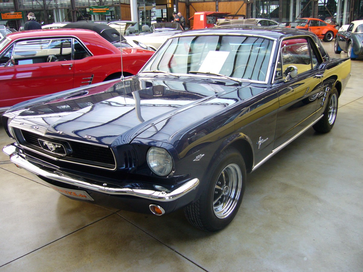 Ford Mustang 1 Hardtop Coupe von 1966. Auch dieser in nightmistblue metallic lackierte Mustang ist mit dem 200 PS starken 289 cui (4.735 cm³) V8-motor ausgestattet. Classic Remise Düsseldorf am 02.03.2014.