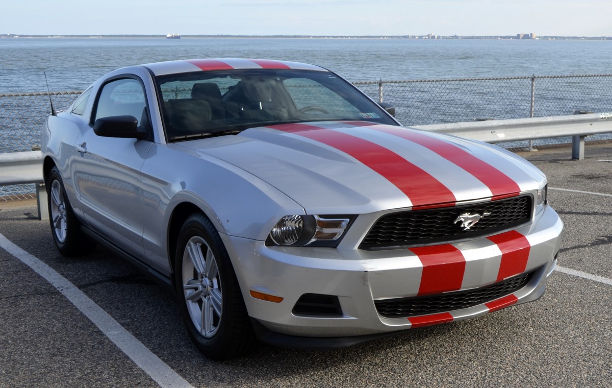 Ford Mustang, abgestellt am Chesapeake Bay Bridge Tunnel. In manchen US Bundesstaaten ist es nicht erforderlich, dass an der Fahrzeugfront ein Kennzeichen angebracht wird. (18.10.2013) 