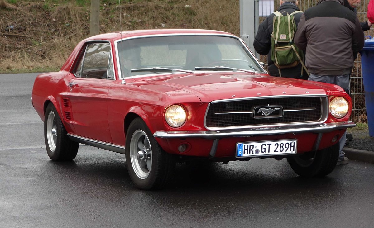 =Ford Mustang an der Zufahrtskontrolle der Technorama Kassel im März 2017