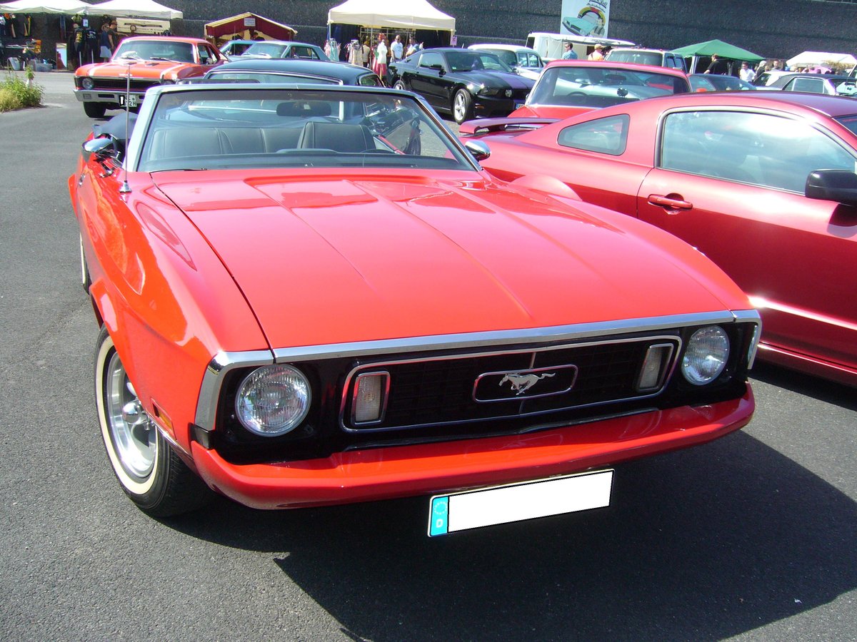 Ford Mustang Convertible des Modelljahres 1973. Neben dem Cabrioletmodell Convertible gab es noch die Karosserieversionen Hardtop und Sportsroof. Dieser im Farbton bright red lackierte Mustang hat einen V8-motor mit einem Hubraum von 4942 cm³. Dieser leistet 143 PS. Primers 4th run am 25.05.2017.
