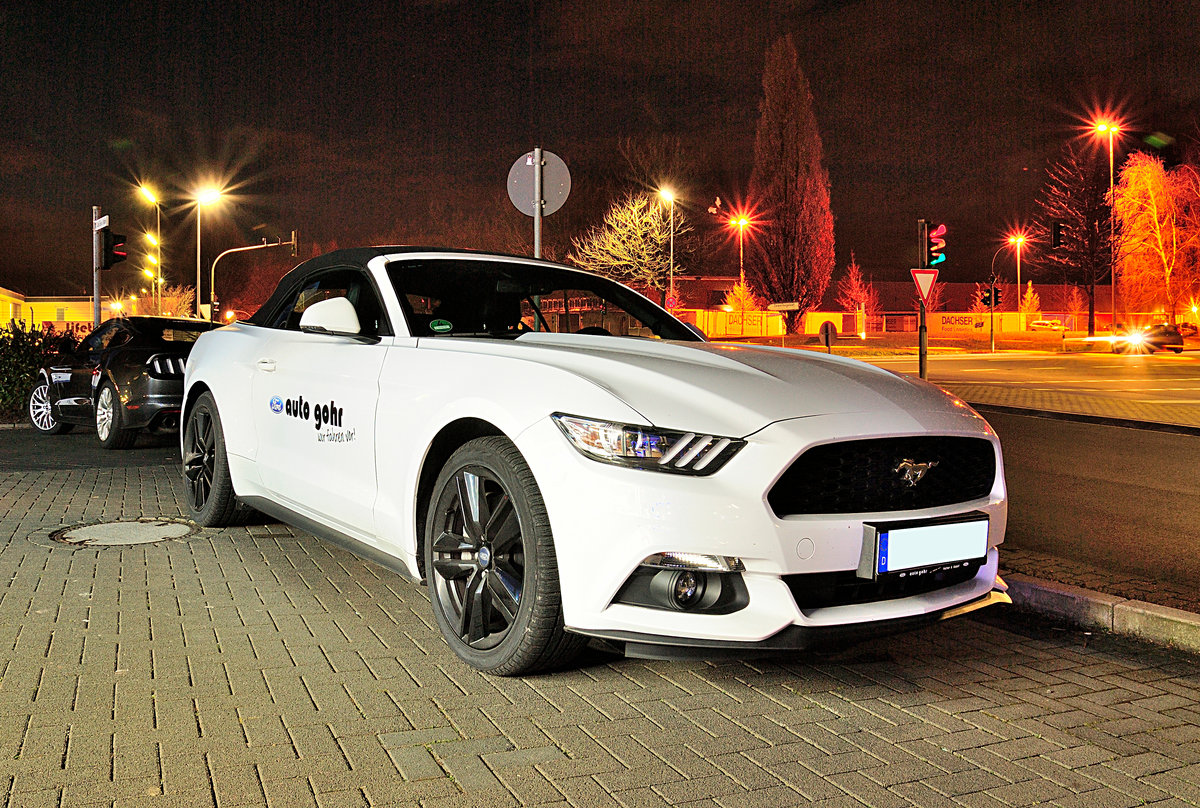 Ford Mustang Convertible, Nachtaufnahme beim Autohändler, Leistung: 233 kW/317 PS, 2.300 cm³, Höchstgeschwindigkeit 234 km/h. Aufnahme am 23.3.2016 in Alsdorf