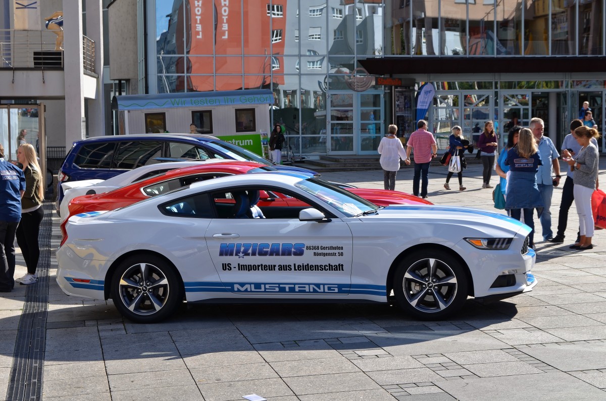 Ford Mustang, fotografiert auf der GIGA, Rathausplatz, Gersthofen, 19.09.2015