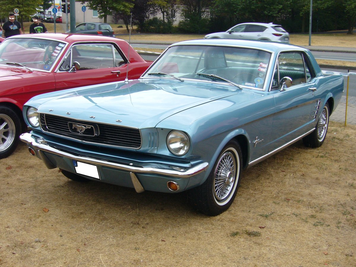 Ford Mustang Hardtop Coupe aus dem Jahr 1966 im Farbton skylight blue. 15. US-Cartreffen am 28.07.2018 am CentroO.