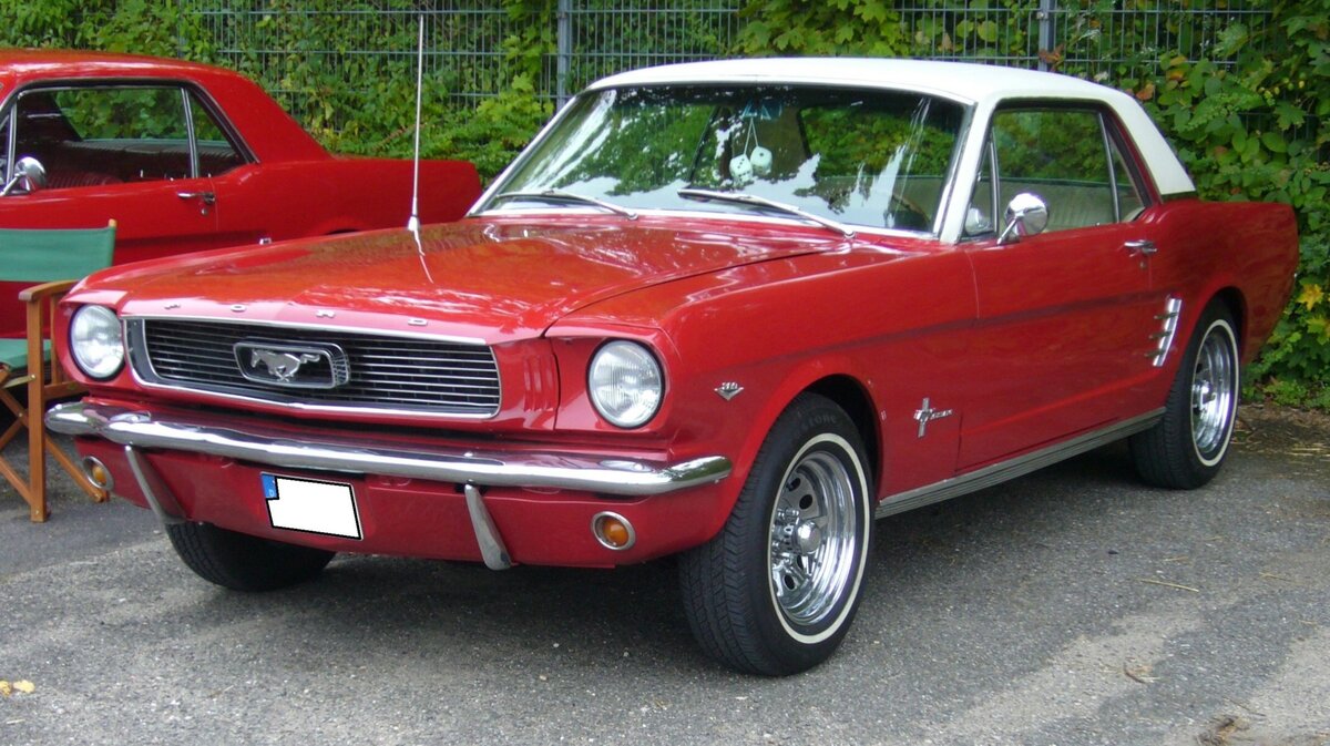 Ford Mustang Hardtop Coupe aus dem Jahr 1966. Allein im Jahr 1966 verkaufte Ford 607.568 Mustang Fahrzeuge (alle Karosserieversionen zusammen gerechnet). Der Kunde konnte in diesem Modelljahr zwischen 23 verschiedenen Lackierungen wählen. Der gezeigte Mustang ist in der Farbkombination rangoon red/wimbledon white lackiert. Zur Auswahl standen vier Motorisierungen: Sechszylinderreihenmotor mit 3.3l Hubraum und 120 PS und ein V8-Motor mit 289 cui (4736 cm³) der entweder 225 PS, 271 PS oder 289 PS leistet. Oldtimer- und Youngtimertreffen an Mo´s Bikertreff in Krefeld am 08.10.2023.