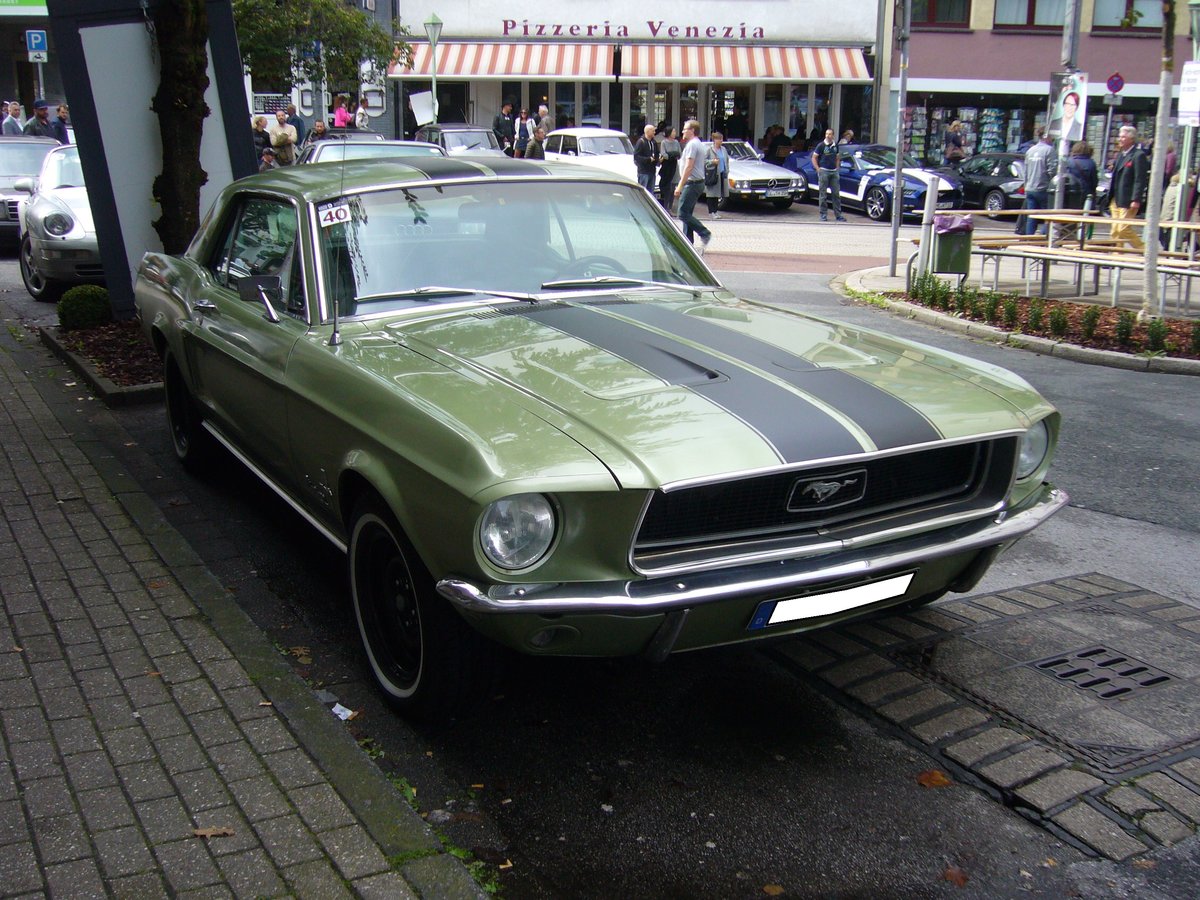 Ford Mustang Hardtop Coupe des Modelljahres 1968. Der abgelichtete Wagen ist im Farbton limegold lackiert. Duke of Downtown am 09.09.2017 in Essen-Rüttenscheid.