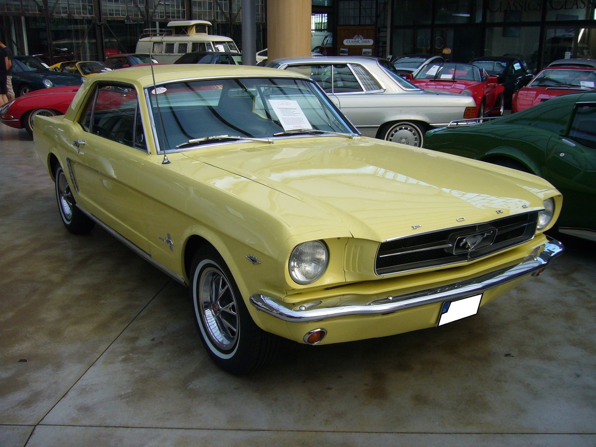 Ford Mustang Hardtop Coupe des Modelljahres 1965 im selten georderten Farbton springtime yellow. Classic Remise Düsseldorf am 26.05.2018.