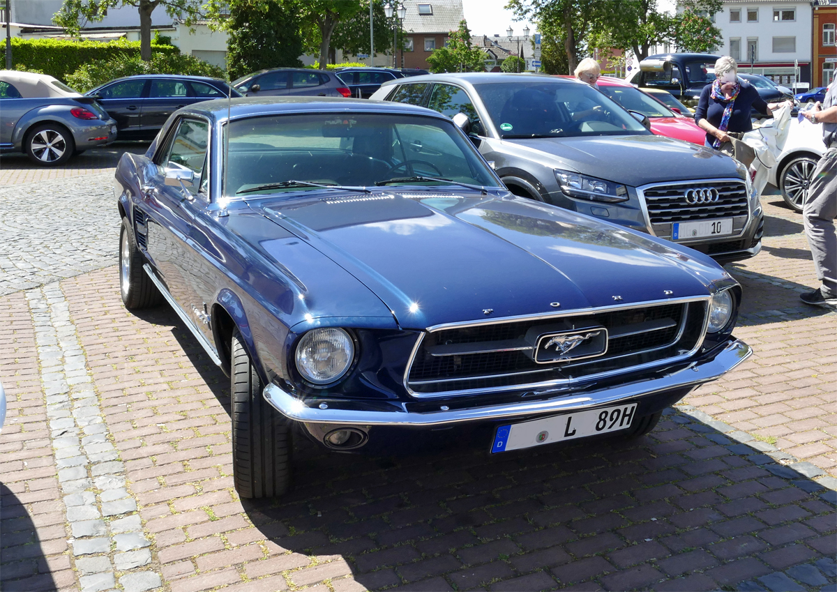 Ford Mustang Oldie, Frontansicht in Rheinbach - 17.05.2020