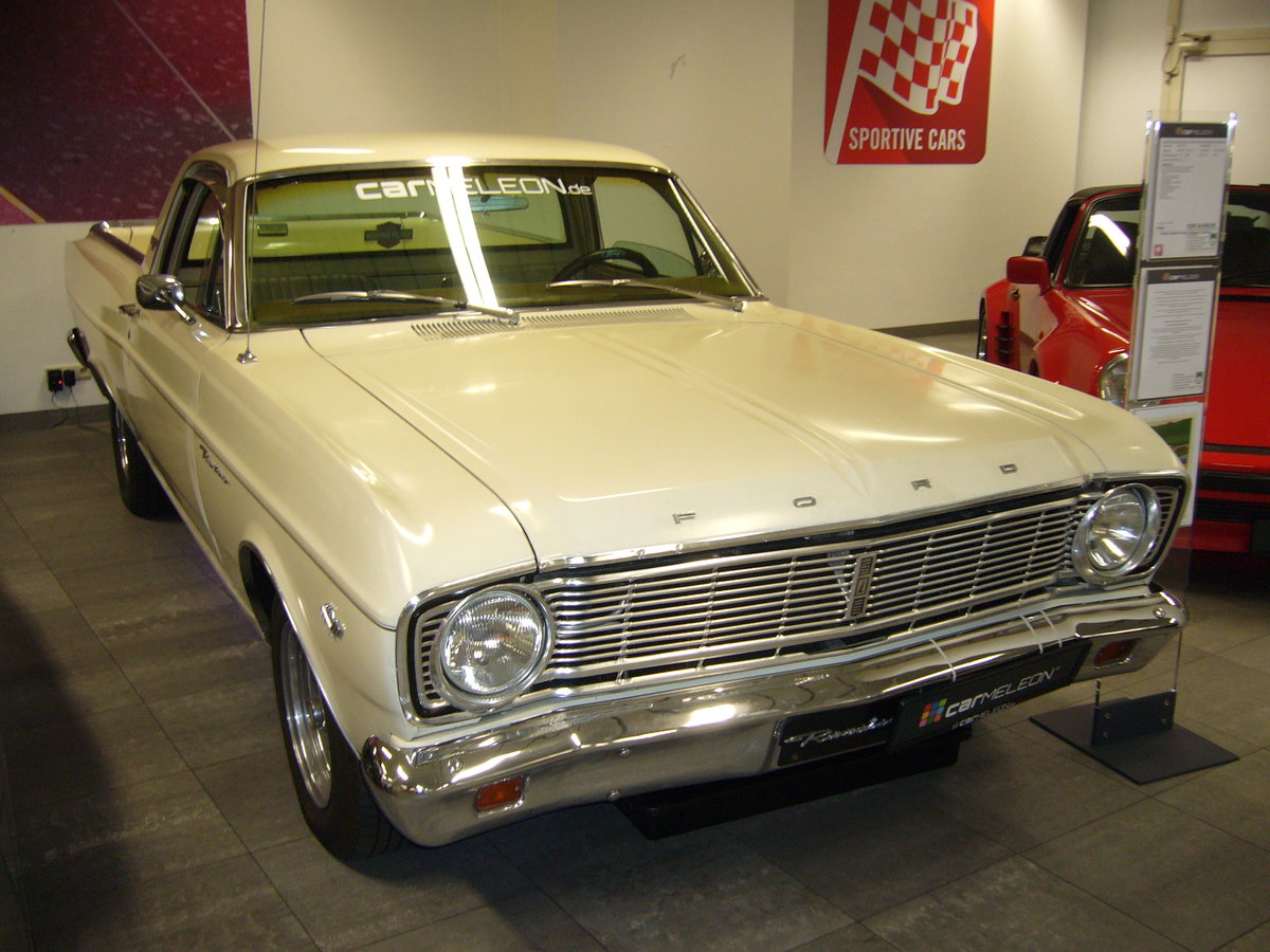 Ford Ranchero des Modelljahres 1966. In diesem Modelljahr stand der Ranchero auf dem Fahrgestell des Mittelklassemodelles Falcon. Der V8-motor hat einen Hubraum von 4736 cm³ und leistet 224 PS. Neueröffnung eines Oldtimerhändlers in Essen am 18.02.2017.