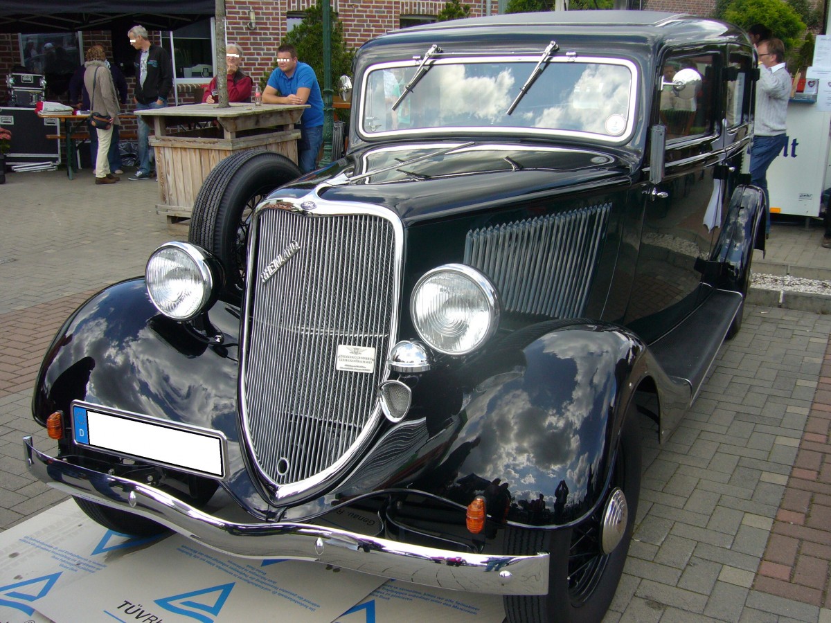 Ford Rheinland Modell 40/4 mit einer sechssitzigen Pullman-Karosserie von Hebmüller. 1934 - 1936. Die abgelichtete viertürige, um 30 cm verlängerte Pullman-Limousine, dürfte eine Rarität sein, da die robusten Ford Modelle der 1930´er Jahre eher bei kleineren Handwerkern und Geschäftsleuten beliebt war. Der 4-Zylinderreihenmotor leistet 50 PS aus 3285 cm³ Hubraum. Hebmüllertreffen am 24.08.2014 in Meerbusch.