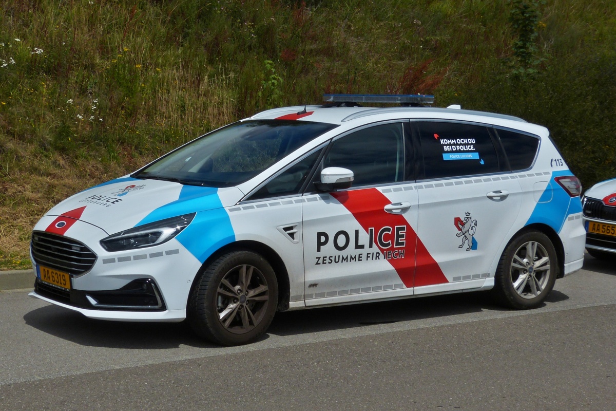 Ford S-Max der luxemburgischen Polizei, aufgenommen am Straßenrand, Juli 2022 
