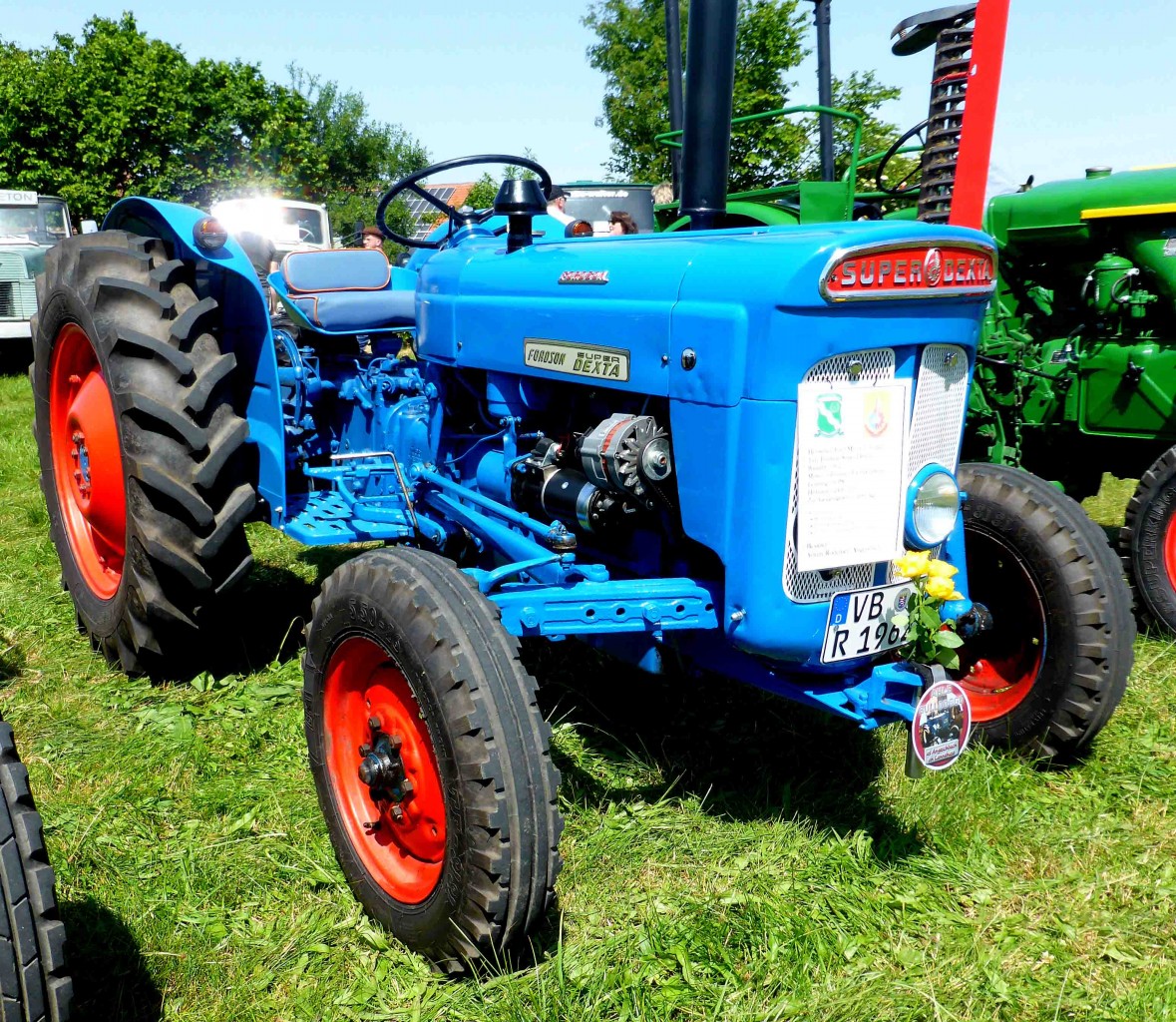Ford Super Dexta, gesehen bei der Oldieausstellung in Fulda-Harmerz, Juni 2014