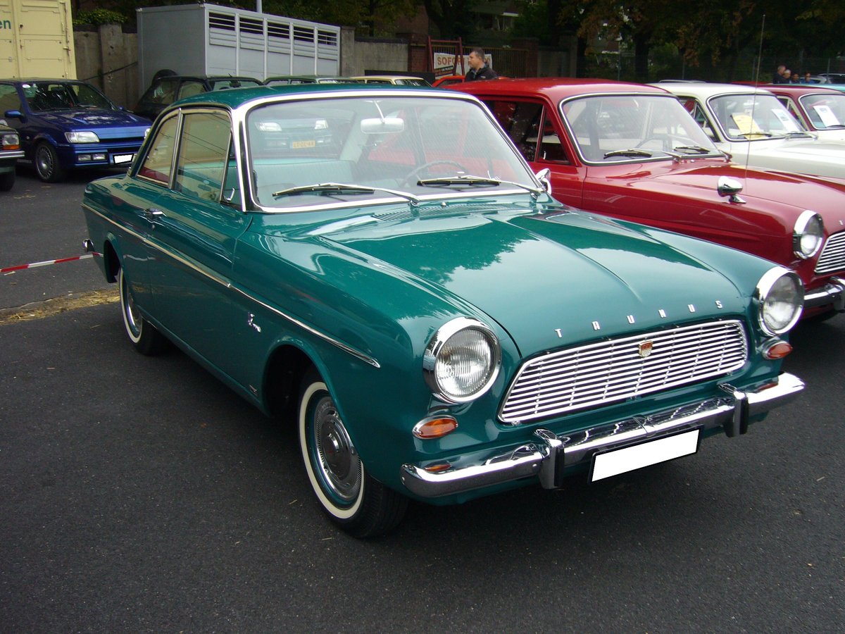 Ford Taunus P4 12M Coupe. 1963 - 1966. Der P4 wurde im September 1962 als zweitürige Limousine vorgestellt. 1963 folgten das besagte Coupe, die viertürige Limousine und das Kombimodell. Der Käufer konnte bei der Motorisierung zwischen zwei V4-motoren wählen: 1183 cm³ mit 40 PS oder 1498 cm³ mit 50 PS. In der sportlichen TS-Ausstattung leistet der 1.5l Motor sogar 55 PS. Der abgelichtete Wagen ist im Farbton dunkelgrün65 lackiert. Classic-Ford-Event am 18.09.2016 in Krefeld.