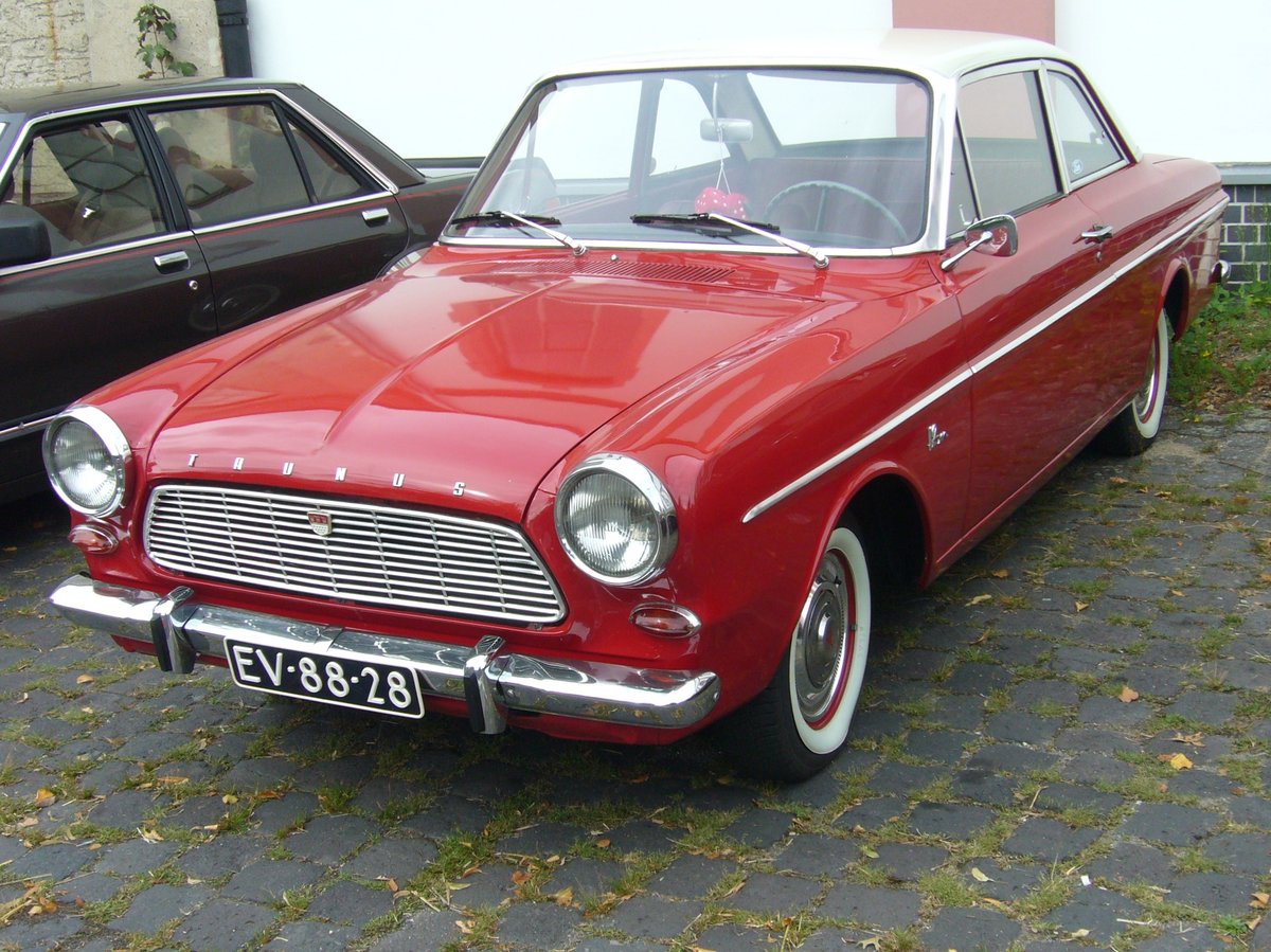 Ford Taunus P4 12M Coupe, produziert von 1963 bis 1966. Der P4 wurde im September 1962 als zweitürige Limousine vorgestellt. 1963 folgten das gezeigte Coupe, die viertürige Limousine und das Kombimodell. Der Käufer konnte bei der Motorisierung zwischen zwei V4-Motoren wählen: 1183 cm³ mit 40 PS oder 1498 cm³ mit 50 PS. In der sportlichen TS-Ausstattung leistet der 1.5l Motor sogar 55 PS. Alt-Ford-Treffen an Mo´s Bikertreff in Krefeld am 01.09.2019.