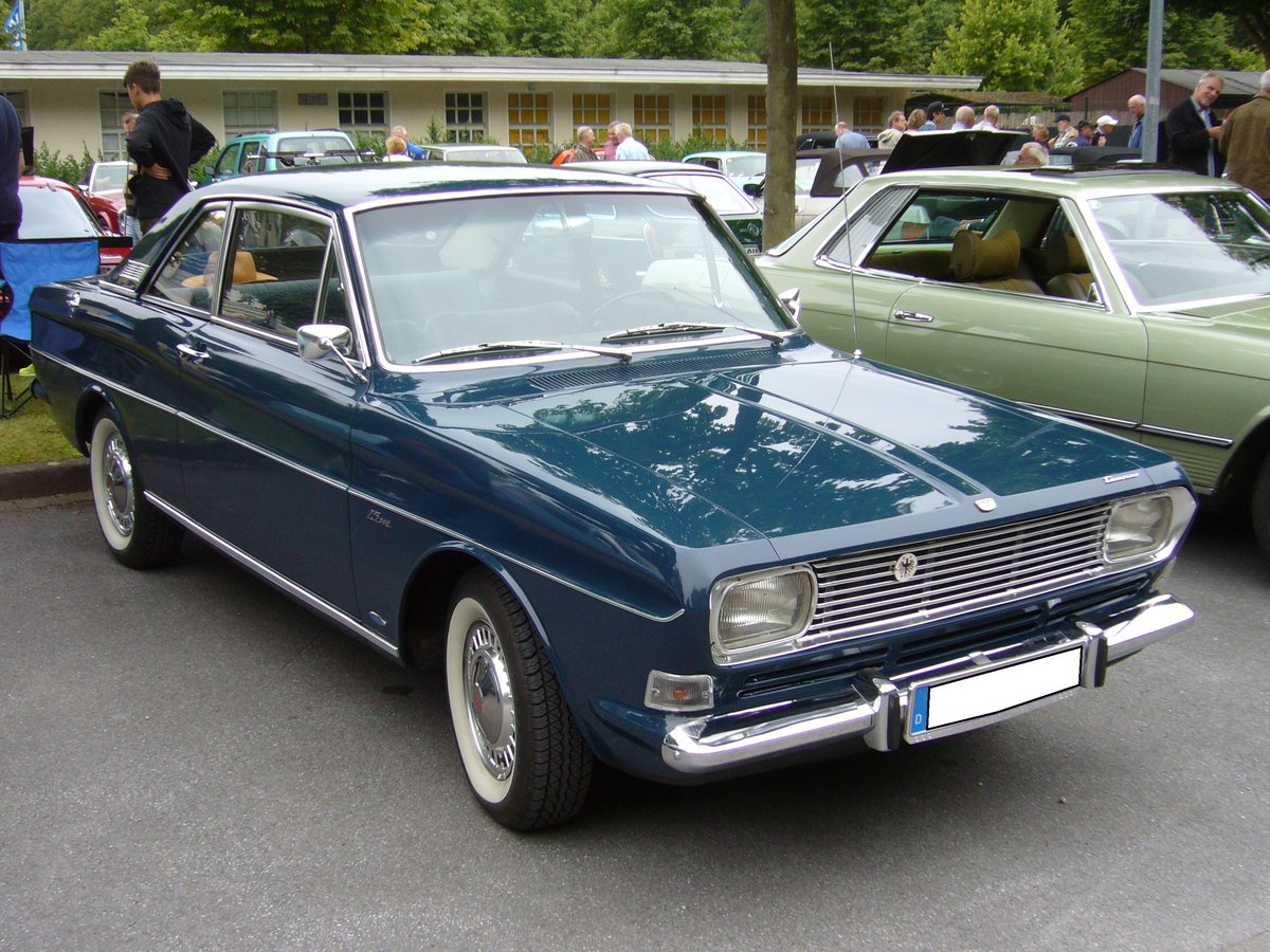 Ford Taunus P6 15M TS Coupe. 1966 - 1970. Der P6 war als 12M und 15M lieferbar. Er konnte als zwei- und viertürige Limousine, als dreitüriges Kombimodell (Turnier) und als zweitüriges Coupe bestellt werden. Das abgelichtete Coupe hat als 15M TS die stärkste lieferbare Motorisierung. Bis 1968 wurde ein V4-motor mit 1498 cm³ Hubraum und 65 PS verbaut. Nach den Werksferien 1968 kam ein V4-motor mit einem Hubraum von 1699 cm³ und 70 PS zum Einsatz. Oldtimertreffen an der Galopprennbahn Krefeld am 16.07.2017.