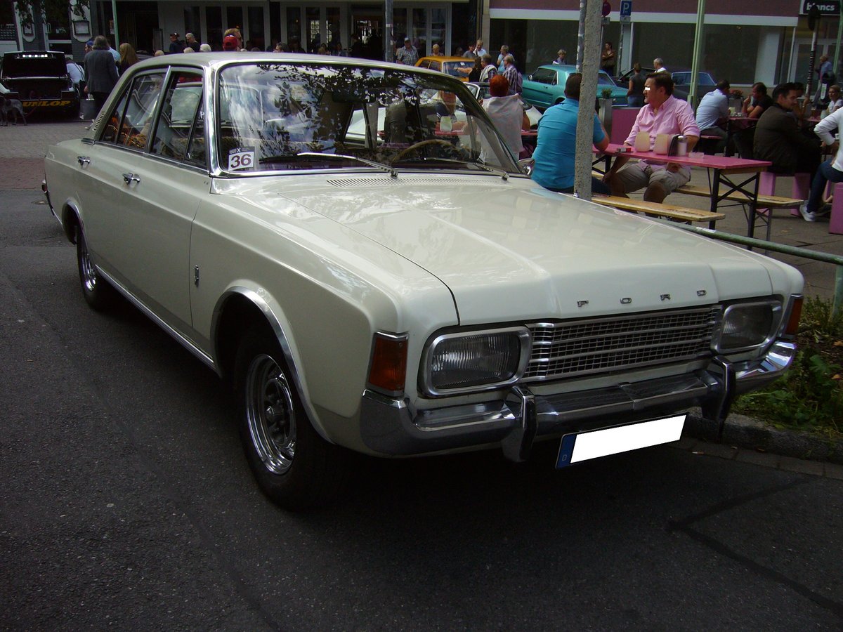 Ford Taunus P7b 17M 1700S als viertürige Limousine. 1968 - 1971. Der V4-motor hat einen Hubraum von 1699 cm³ und leistet 75 PS. 10. Dukes of Downtown am 01.09.2018 in Essen-Rüttenscheid. 