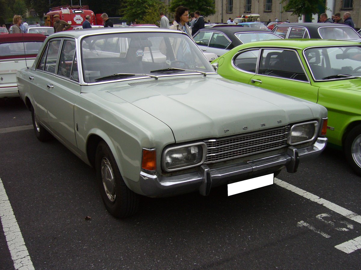 Ford Taunus P7b viertürige Limousine. 1968 - 1971. Die als 17M und 20M am Markt platzierten Modelle waren wahlweise mit V4-motor oder V6-motor mit Hubraumgrößen von 1.5l, 1.7l, 1.8l, 2.0l, 2.3l und 2.6l lieferbar. Classic-Ford-Event am 18.09.2016 in Krefeld.