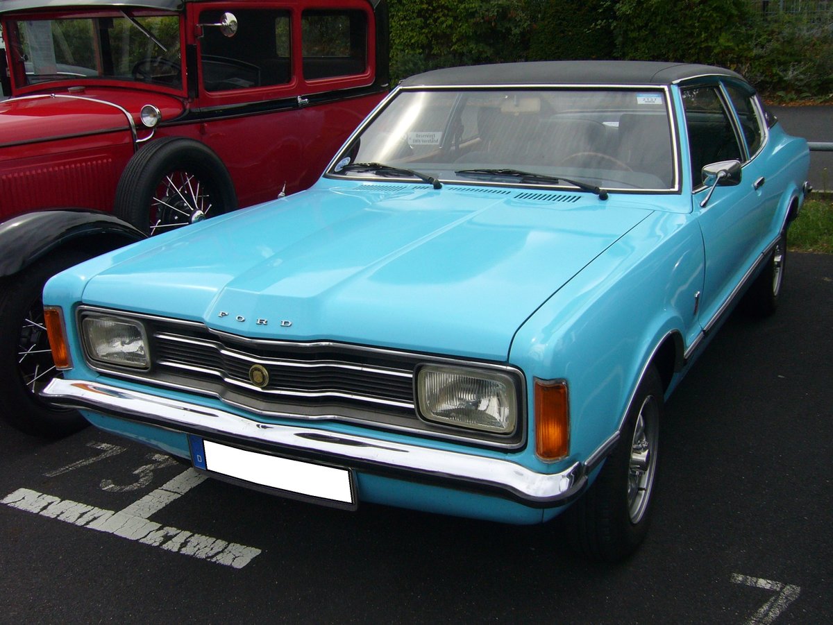 Ford Taunus TC Coupe 2.0 GXL, gebaut von 1970 bis 1975. Das Coupe ist im Farbton olympicblau lackiert und stammt aus dem Modelljahr 1974. Unter der Motorhaube mit der  Knudsen-Nase  verrichtet ein V6-Motor seinen Dienst, der aus einem Hubraum von 1998 cm³ 90 PS leistet. Die Höchstgeschwindigkeit gaben die Kölner mit 163 km/h an. Alt-Ford-Treffen an Mo´s Bikertreff in Krefeld am 01.09.2019.