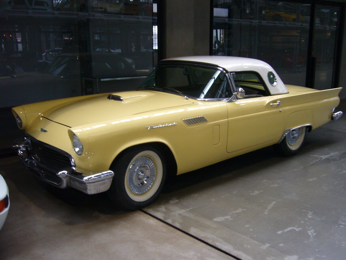 Ford Thunderbird des Modelljahres 1957 im Farbton yellow. Der am 07.09.1955 vorgestellte Thunderbird wurde in seiner Urform mit kleinen jährlichen  Facelifts  bis 1957 gebaut. Alle Thunderbird`s wurden serienmäßig mit einem Hardtopdach ausgeliefert. Nur im Modelljahr 1957 hatte das Hardtopdach ein Bullauge im Hardtopdach. Ein Viskoseverdeck war nur gegen Aufpreis erhältlich. Der V8-Motor mit einem Hubraum von 4783 cm³ leistet 193 PS. Der Grundpreis lag bei 2.944,00 US$. Classic Remise Düsseldorf am 16.12.2021.