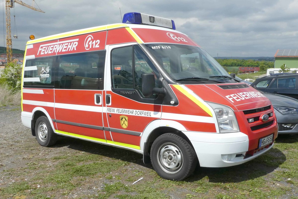 =Ford Transit als MTF der Feuerwehr DORFWEIL, abgestellt auf dem Besucherparkplatz der Rettmobil 2019 in Fulda, 05-2019