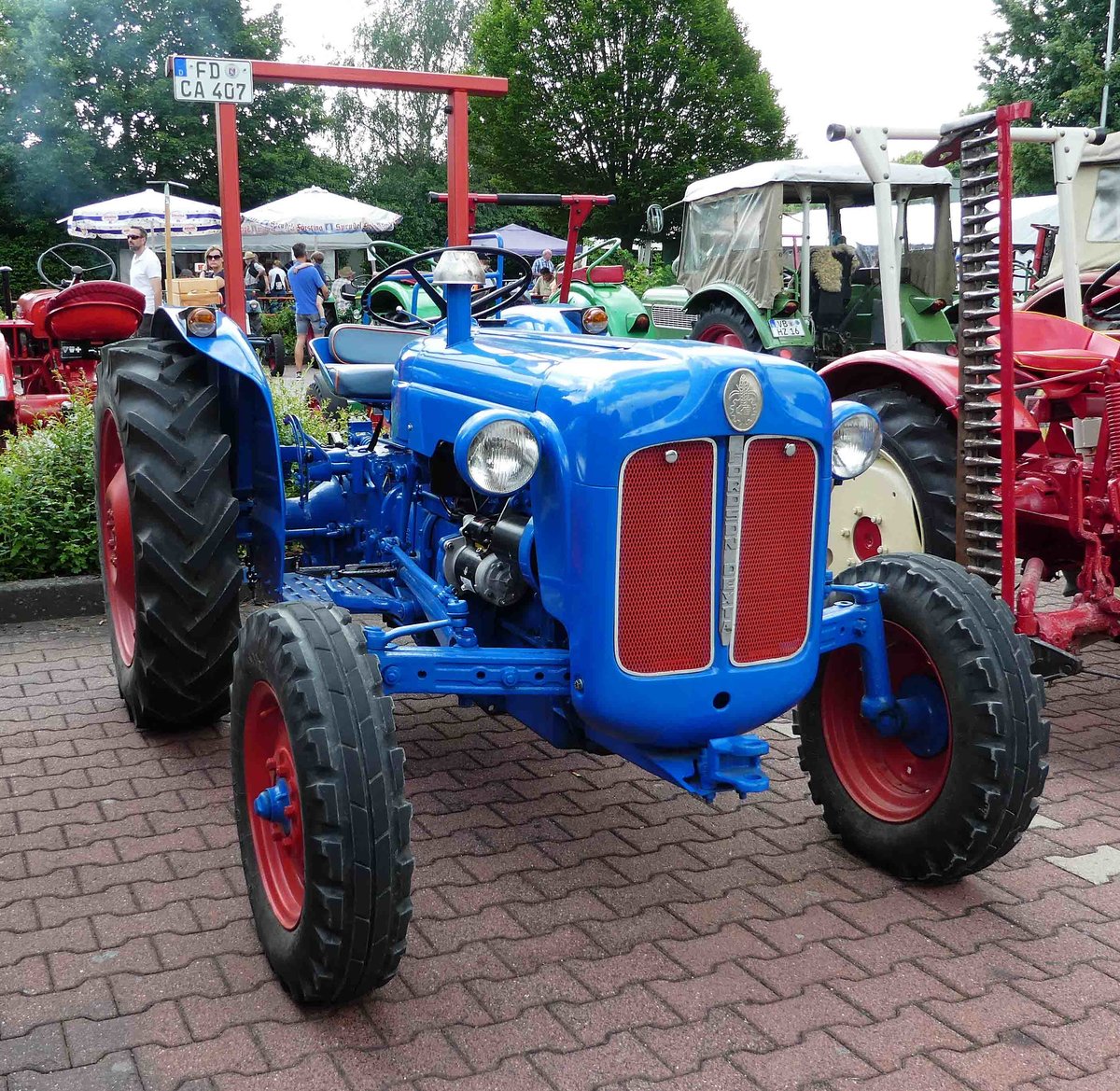 =Fordson Super Dexta steht bei der Traktorenausstellung  Ahle Bulldogge us Angeschbach oh Lannehuse  in Angersbach im Juni 2018