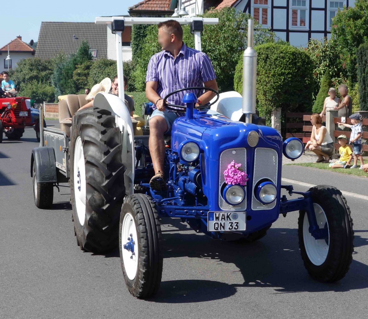 Fordson, unterwegs beim Festzug anl. der 2015er Oldtimerausstellung in Pferdsdorf/Thüringen, 08/2015