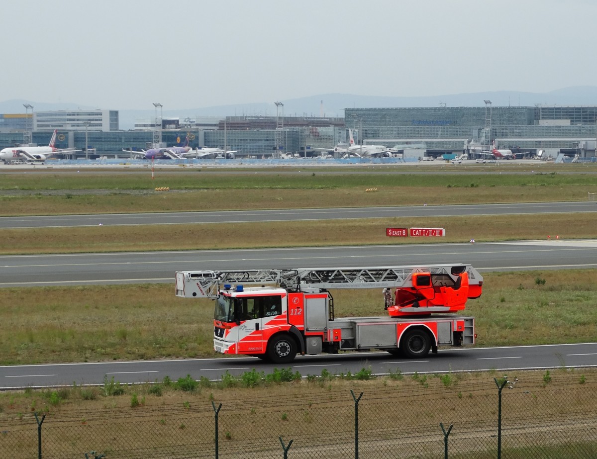 FRAPORT Flughafenfeuerwehr Mercedes Benz Econic DLA(K) am 23.05.15 in Frankfurt am Main Flughafen von einen Planespotterpunkt aus Fotografiert
