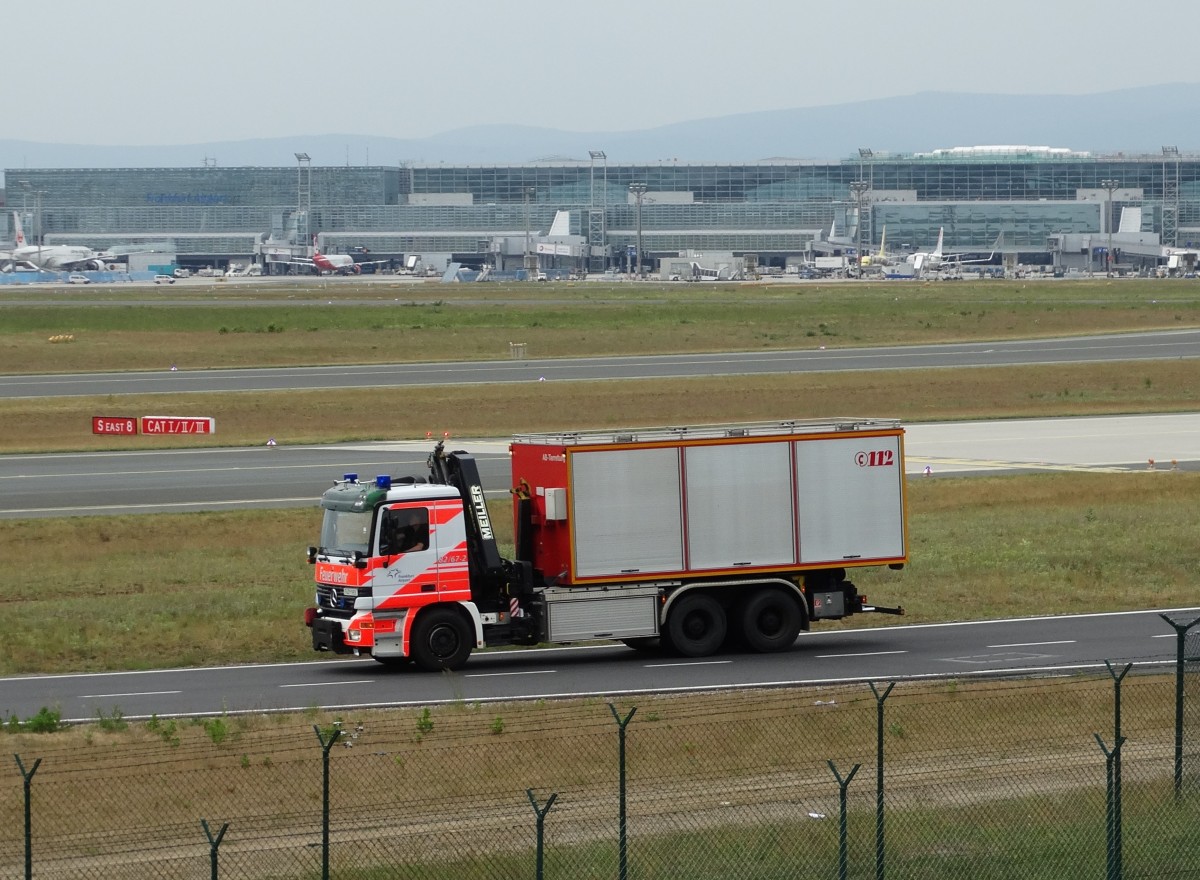 FRAPORT Flughafenfeuerwehr Mercedes Benz WLF mit Tierrettung Container am 23.05.15 in Frankfurt am Main Flughafen von einen Planespotterpunkt aus Fotografiert