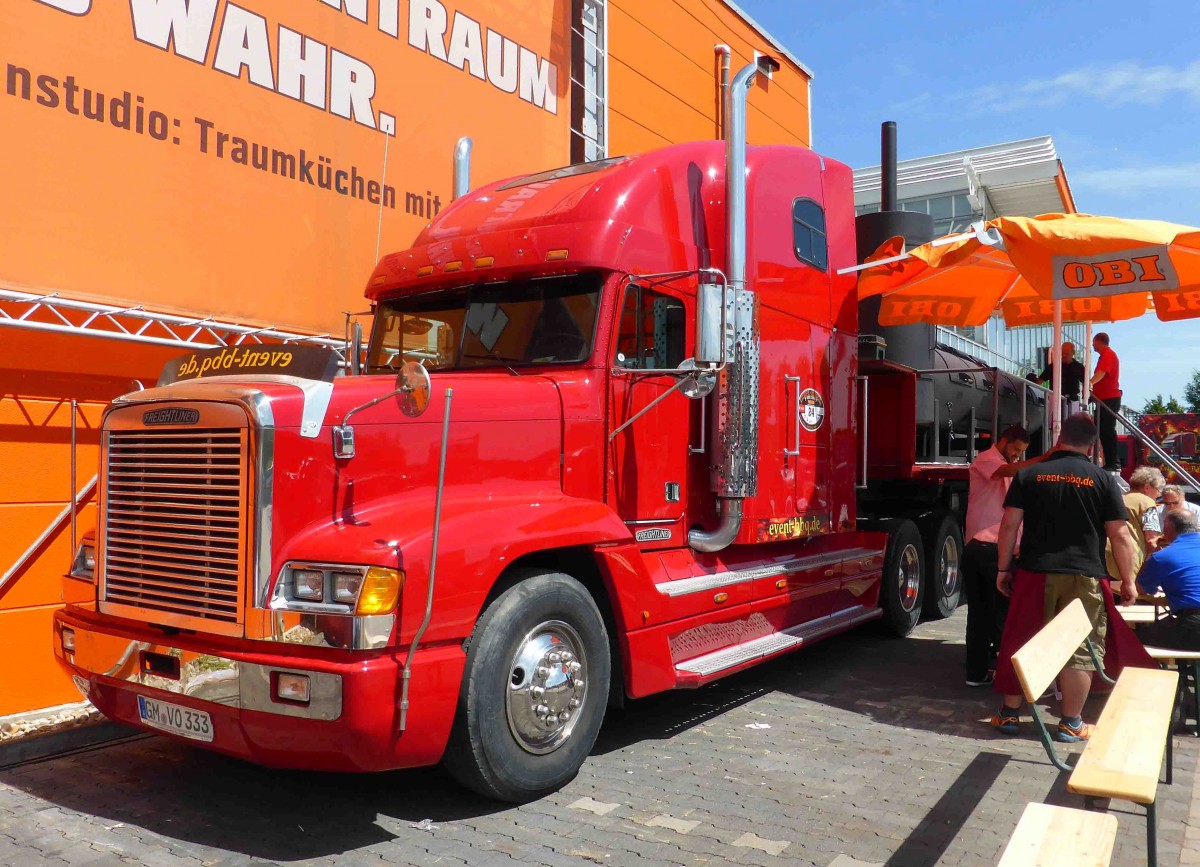 Freightliner als Zugmaschine des großen Grillaufliegers, gesehen auf dem Idsteiner Obi-Parkplatz im Juni 2014