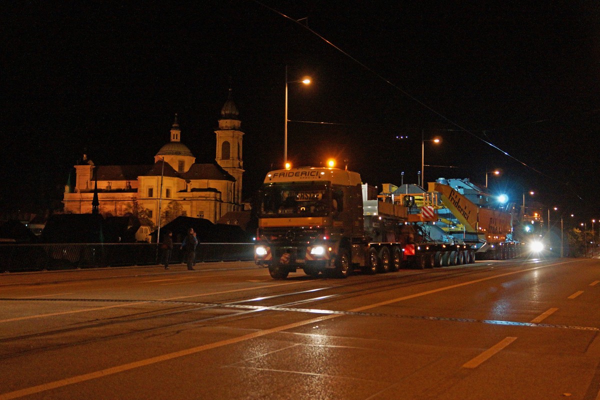 FRIDERICI SPECIAL: Am Abend des 30. September 2015 begleitete die Polizei einen 313 Tonnen schweren und 60 Meter langen Schwertransport auf der Strecke Oberbipp-Solothurn-Biberist, wo der Verkehr stark behindert wurde. Schwertransport auf der Rötibrücke vor der Kulisse der Sankt Ursen Kathedrale Solothurn. Als Zug- und Schubfahrzeug gelangten MERCEDES ACTROS in den Einsatz.
Foto: Walter Ruetsch 